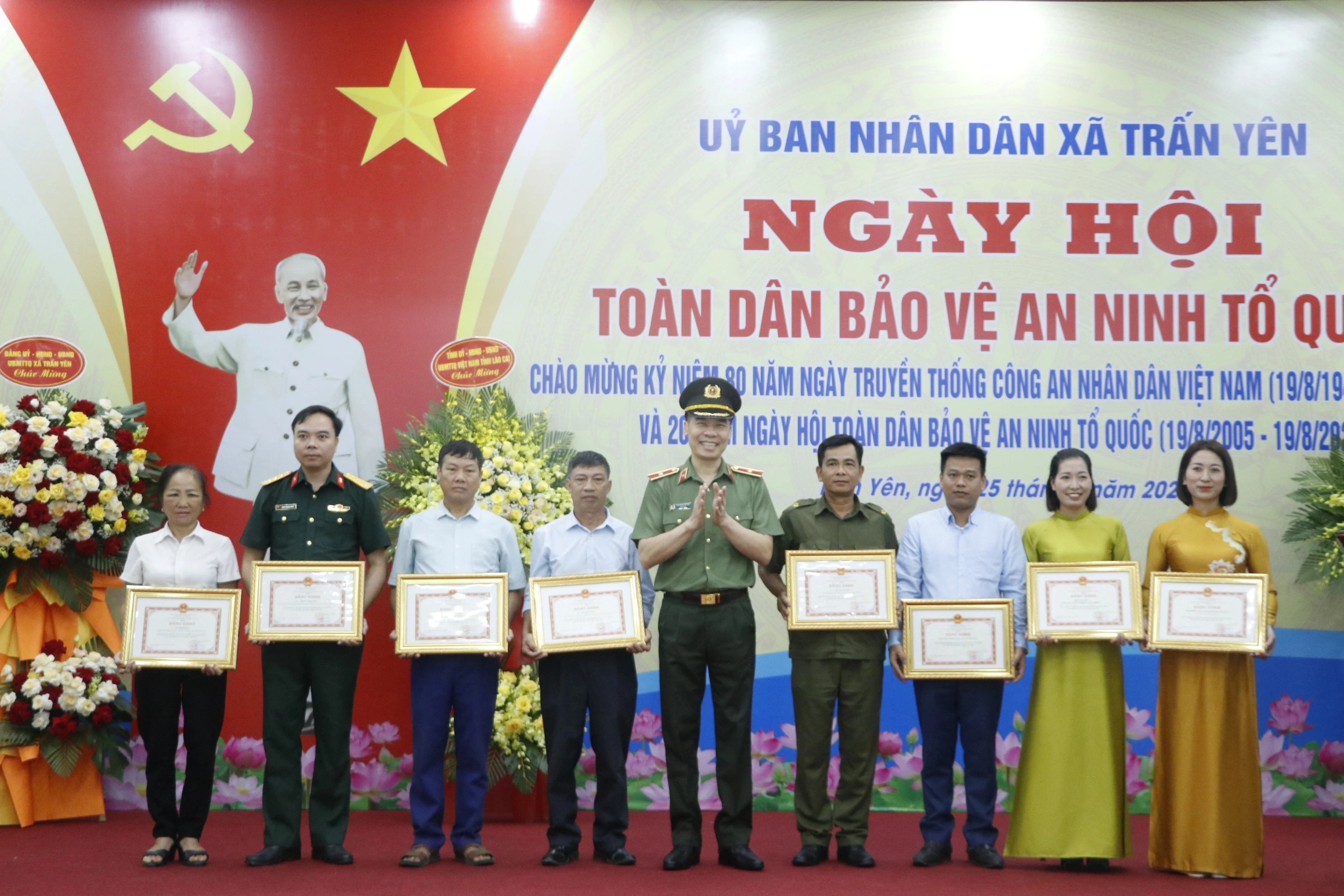 Tặng Bằng khen của UBND tỉnh cho các cá nhân và tập thể có thành tích xuất sắc.