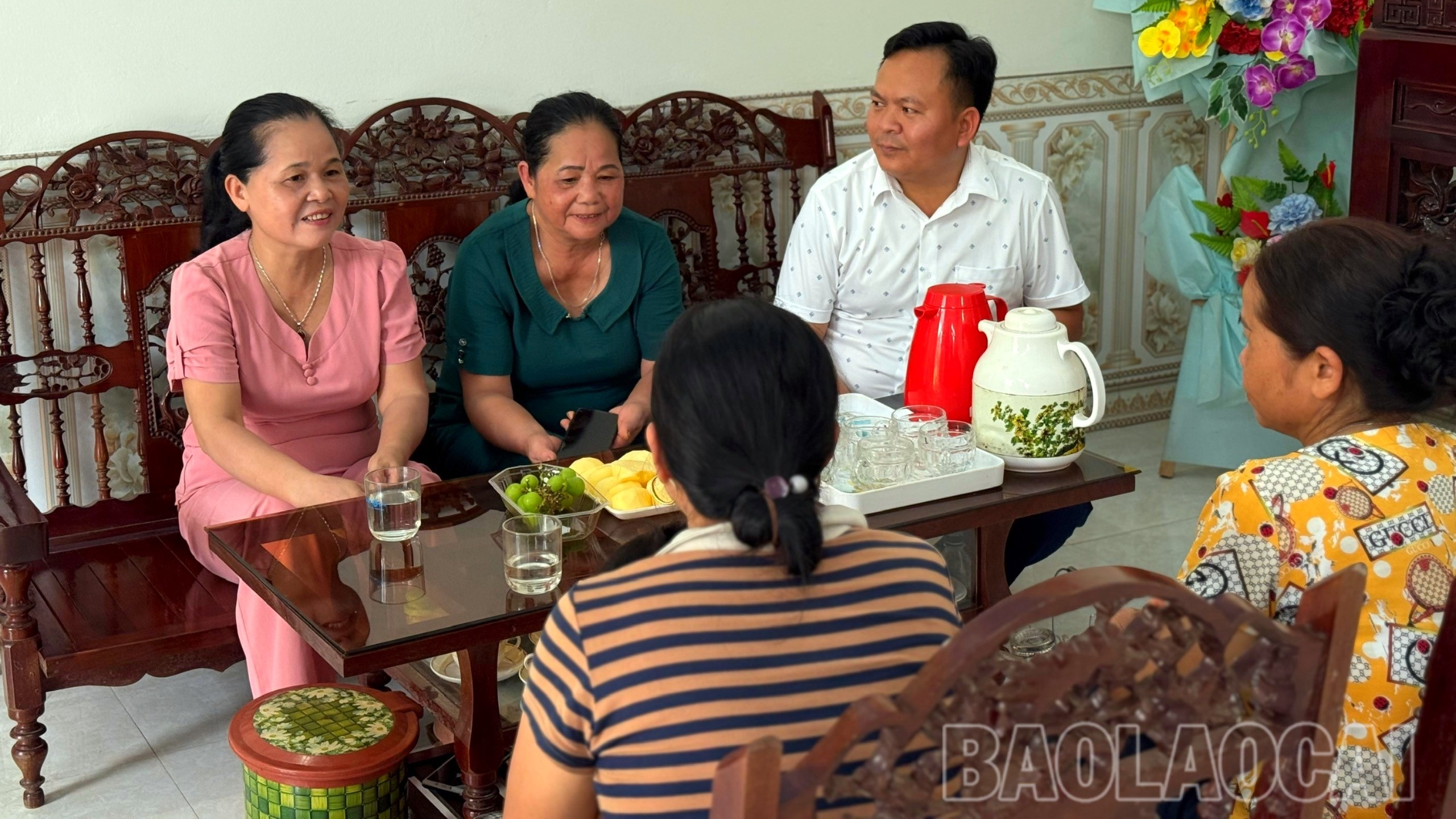 Đảng viên Chi bộ thôn An Thịnh trao đổi, tuyên truyền về chủ trương sáp nhập. ma-3-7964.jpg
