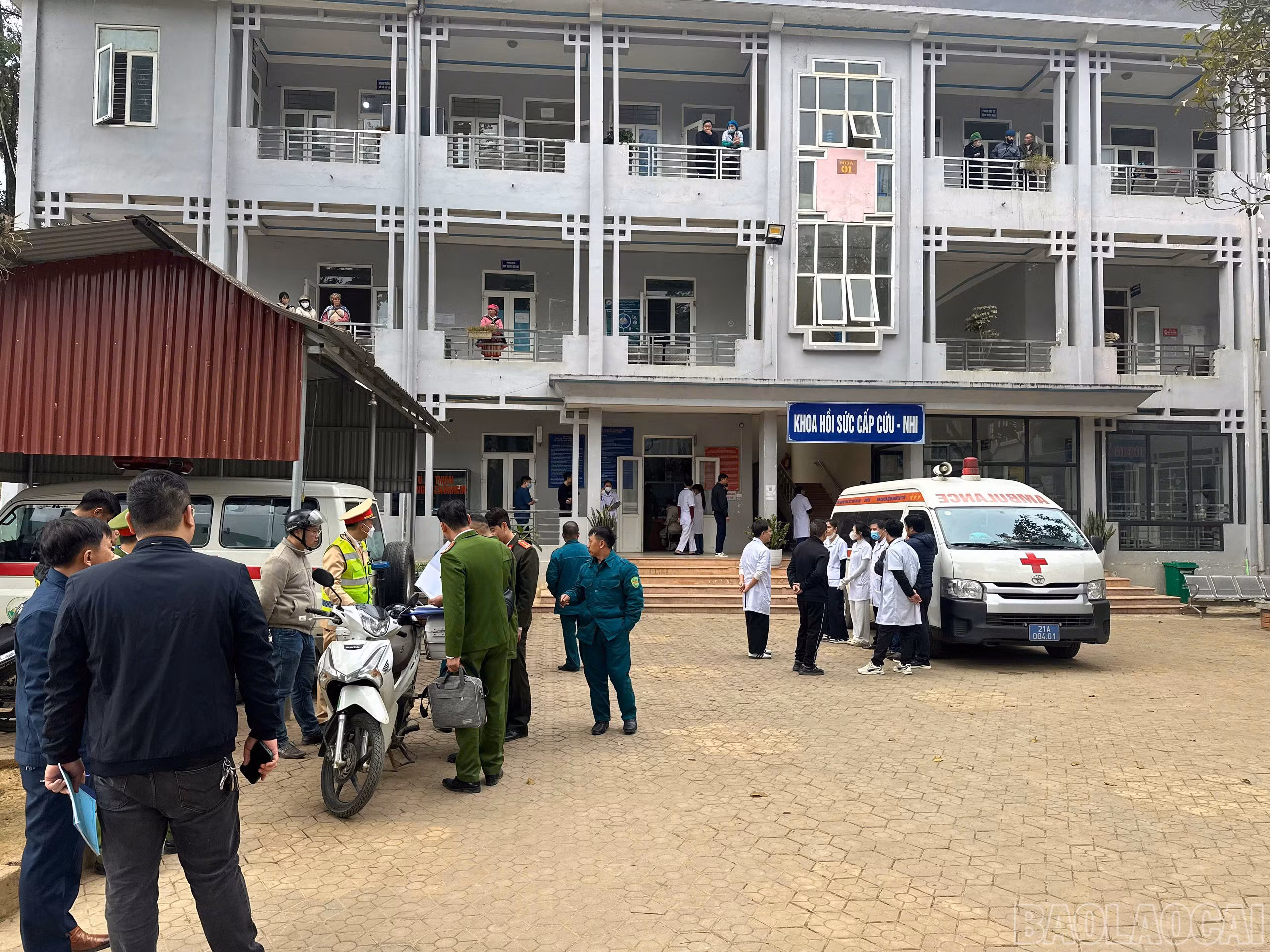 Các nạn nhân trong vụ tai nạn đã nhanh chóng được đưa đi cấp cứu tại Trung tâm Y tế khu vực Trạm Tấu.