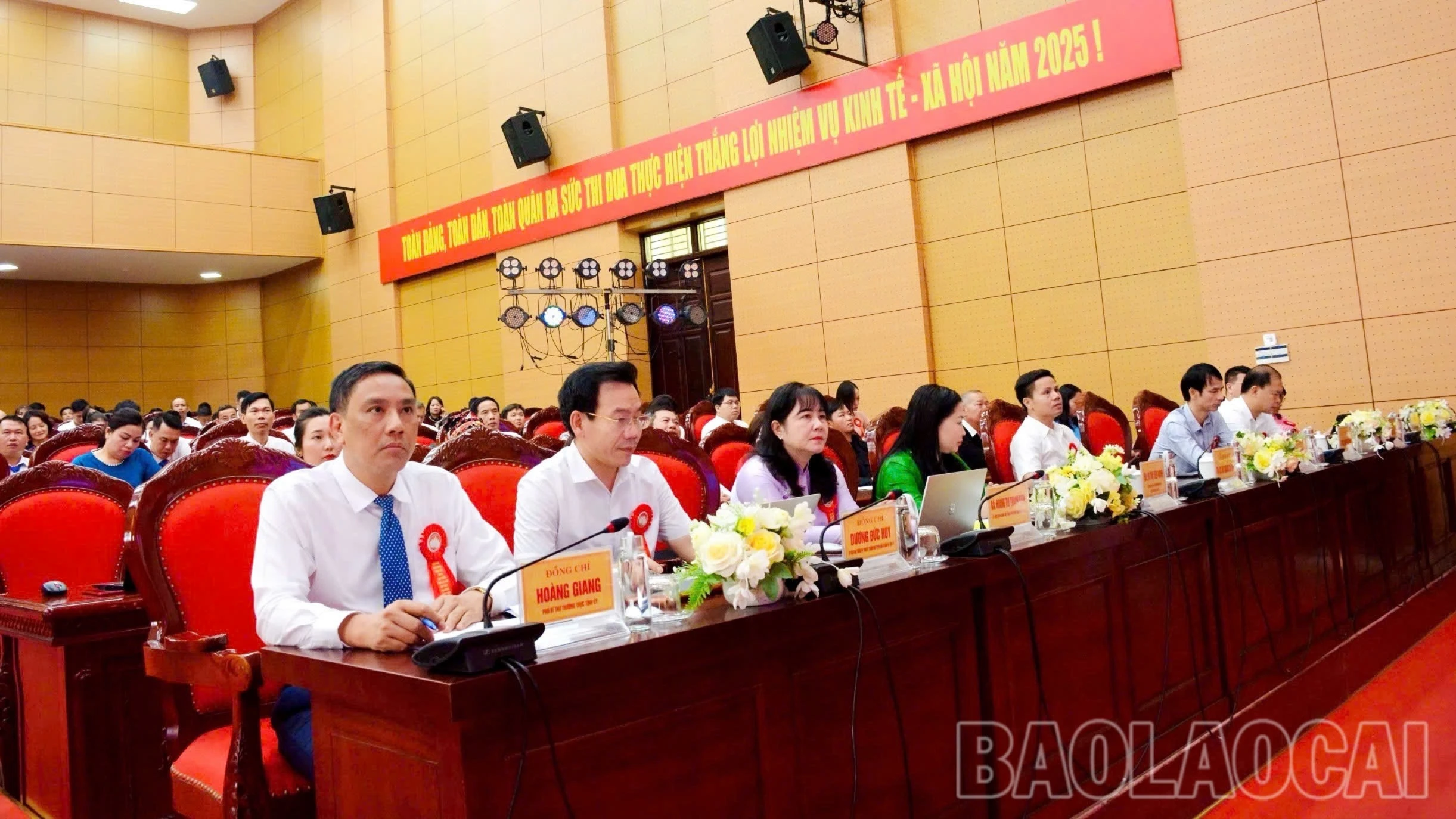 Đồng chí Hoàng Giang - Phó Bí thư Thường trực Tỉnh uỷ; đồng chí Dương Đức Huy, Ủy viên Ban Thường vụ Tỉnh ủy, Trưởng Ban Tuyên giáo và Dân vận Tỉnh ủy dự hội nghị.