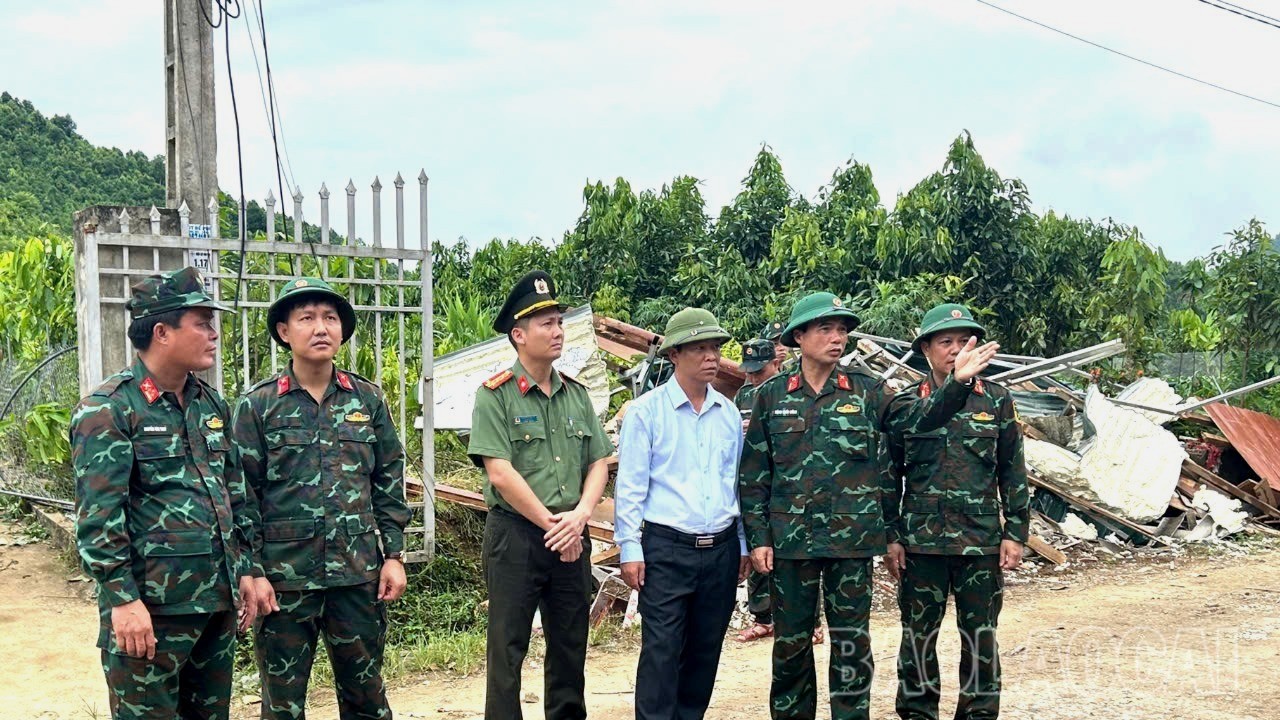 Đại tá Đặng Quốc Đồng và lãnh đạo địa phương có mặt tại hiện trường chỉ đạo các lực lượng khắc phục hậu quả do sạt lở đất gây ra. z6801937356168-3693f18f24a05a5b0c03d46b409a1195-3264.jpg