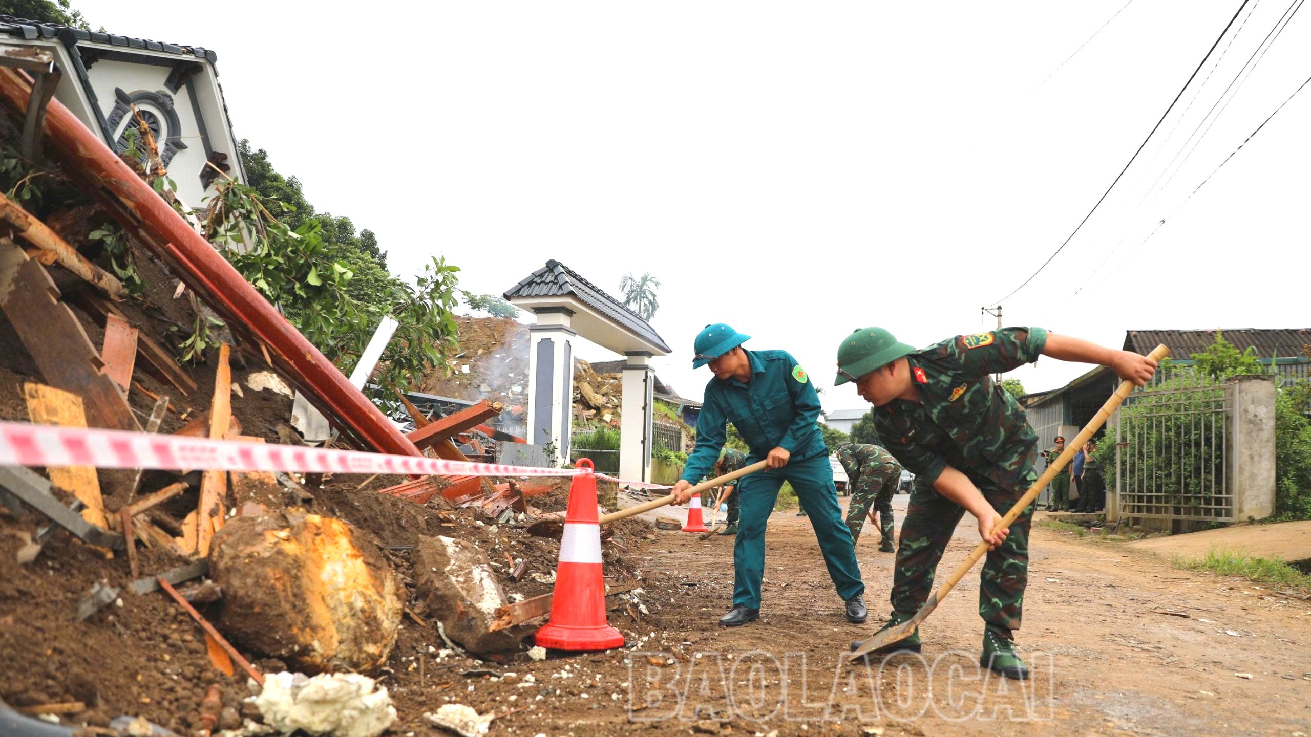 Cán bộ, chiến sĩ Bộ CHQS tỉnh khẩn trương giúp dân khắc phục hậu quả do sạt lở đất gây ra. z6801813891479-1c1631d1704c87cf3e53d75eb738853f-4296.jpg