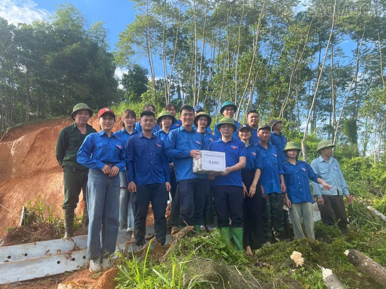 Ban Thường vụ Tỉnh đoàn Lào Cai kiểm tra thực tế tại xã Lục Yên về việc triển khai nhiệm vụ hỗ trợ Dự án đường dây 500kV Lào Cai - Vĩnh Yên. baolaocai-tr_532041714-1074399338217602-7372327306323949859-n.jpg
