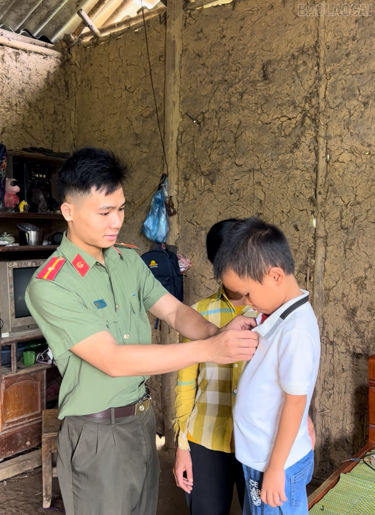 Đồng chí Lạc Chung Hiếu trao quà cho trẻ em mồ côi có hoàn cảnh khó khăn được nhận đỡ đầu trên địa bàn thị xã Nghĩa Lộ cũ. baolaocai-tr_z6918883158786-6e6cd0ee82086d6e1efd4cd7e76e1b33.jpg
