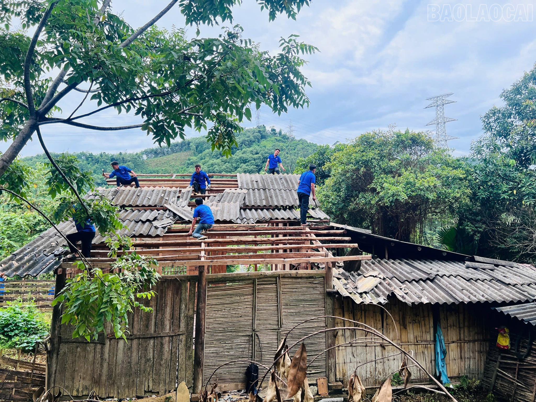 Đoàn viên thanh niên khắp các địa phương trong tỉnh có tuyến Đường dây 500KV Lào Cai - Vĩnh Yên đi qua hỗ trợ người dân di rời nhà cửa. baolaocai-tr_525494729-1061387706185432-2074999884157799815-n.jpg