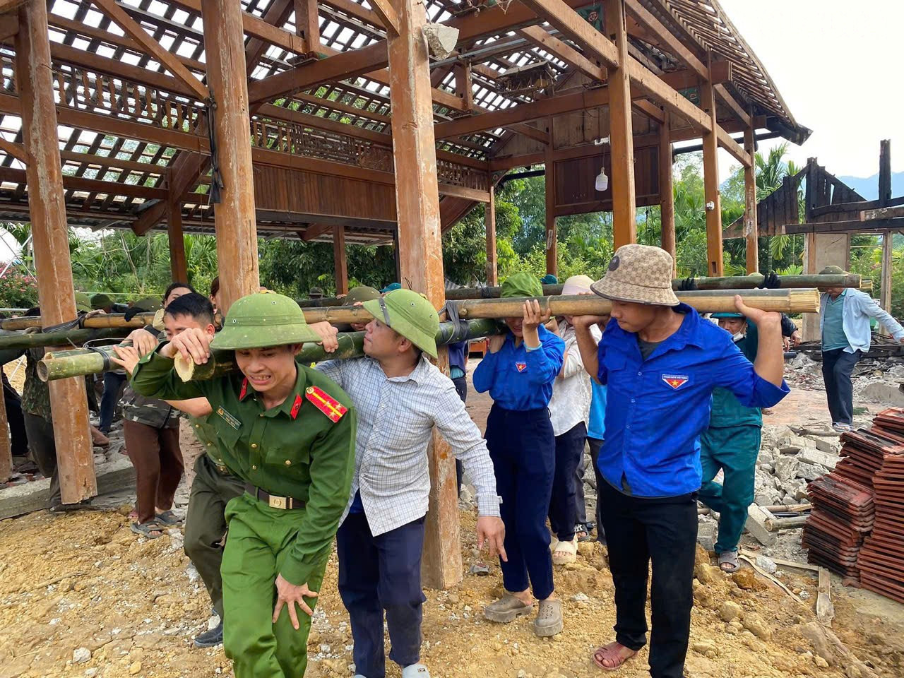 ĐVTN cùng các lực lượng tham gia hỗ trợ di rời căn nhà đang ở của gia đình anh Hoàng Văn Toàn, thôn Trung Tâm, xã Mường Lai đến nơi ở mới. baolaocai-tr_doan-1.jpg