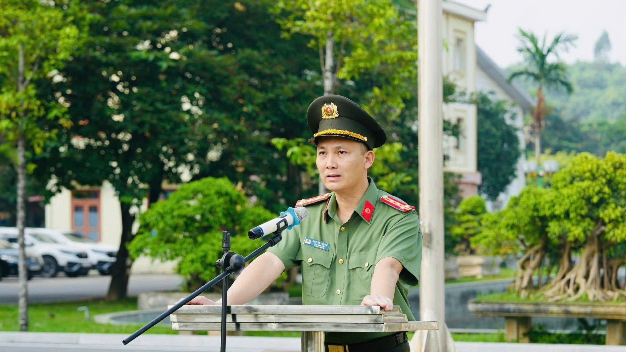 Đại tá Nguyễn Tiến Đỗ - Phó Giám đốc Công an tỉnh Lào Cai phát biểu tại Lễ chào cờ cat-5-8095.jpg