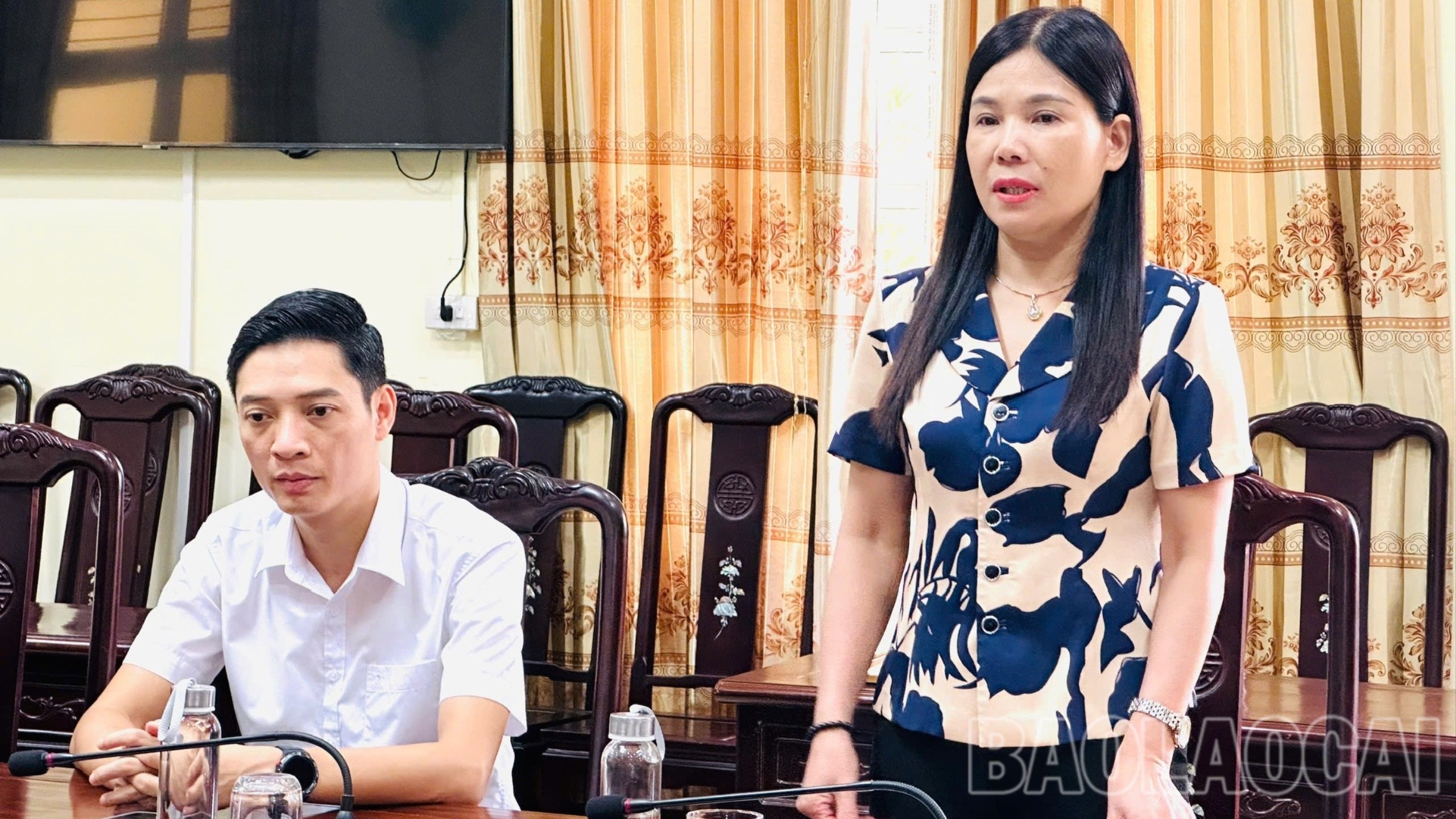 Đồng chí Nguyễn Thị Bích Nhiệm - Phó Chủ tịch phụ trách Ủy ban MTTQ Việt Nam tỉnh Lào Cai thông tin nhanh về tình hình thiệt hại do mưa lũ gây ra trên địa bàn. mt-3-6778.jpg