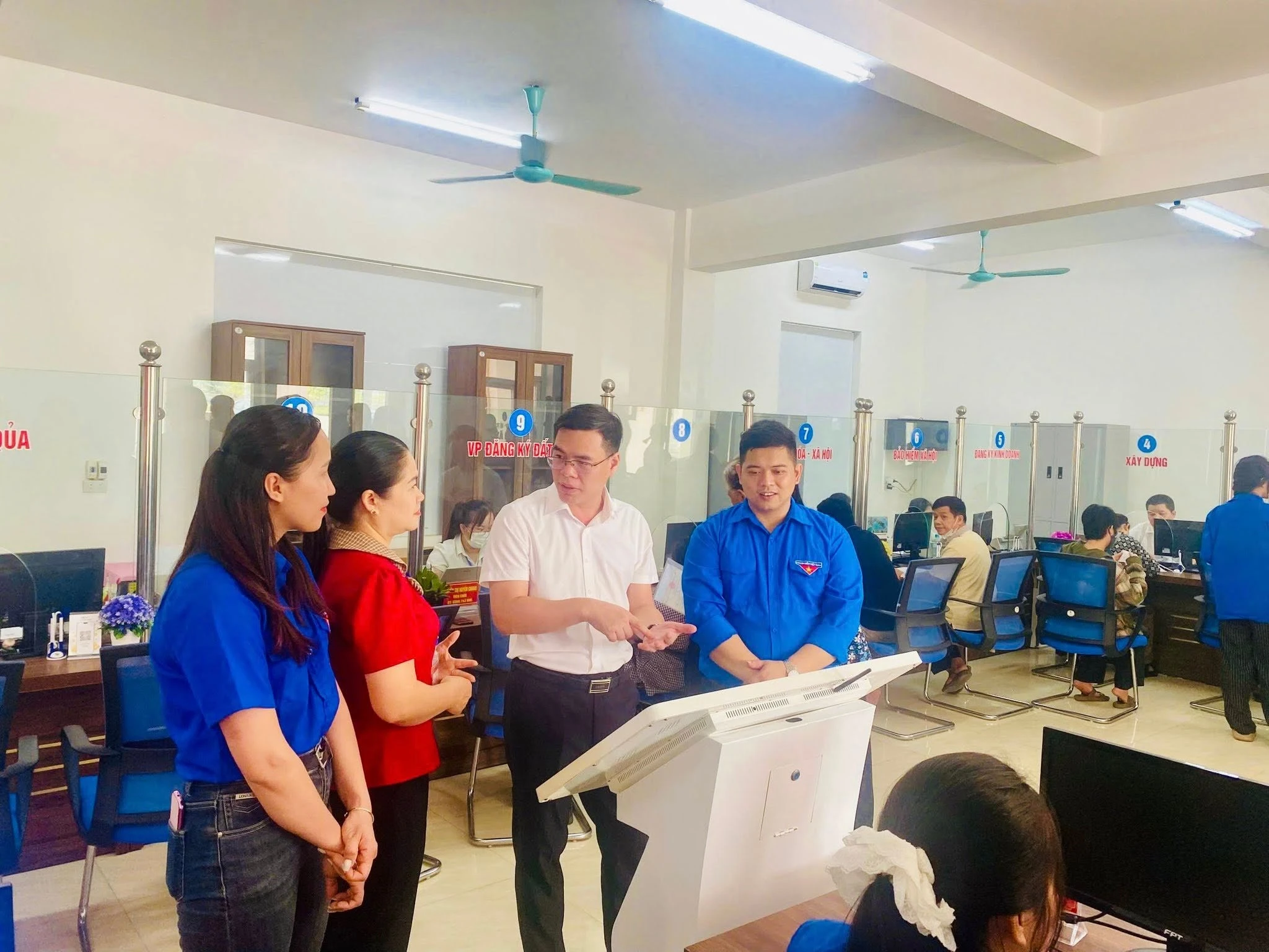 Đồng chí Hà Đức Hải, Phó Chủ tịch Ủy ban Mặt trận Tổ quốc Việt Nam tỉnh, Bí thư Đoàn TNCS Hồ Chí Minh tỉnh đến thăm, động viên và đánh giá hiệu quả hoạt động của các đội hình thanh niên tình nguyện.