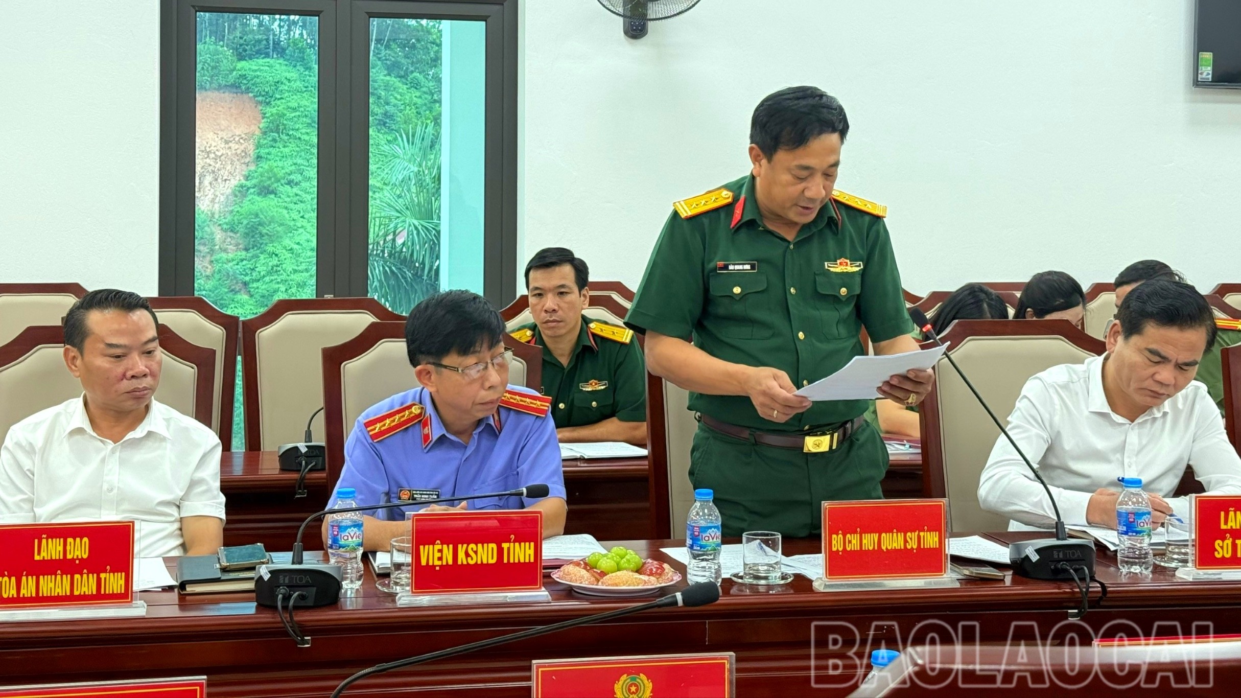 Lãnh đạo Bộ Chỉ huy quân sự tỉnh phát biểu đóng góp ý kiến tại hội nghị. cat5-2054.jpg