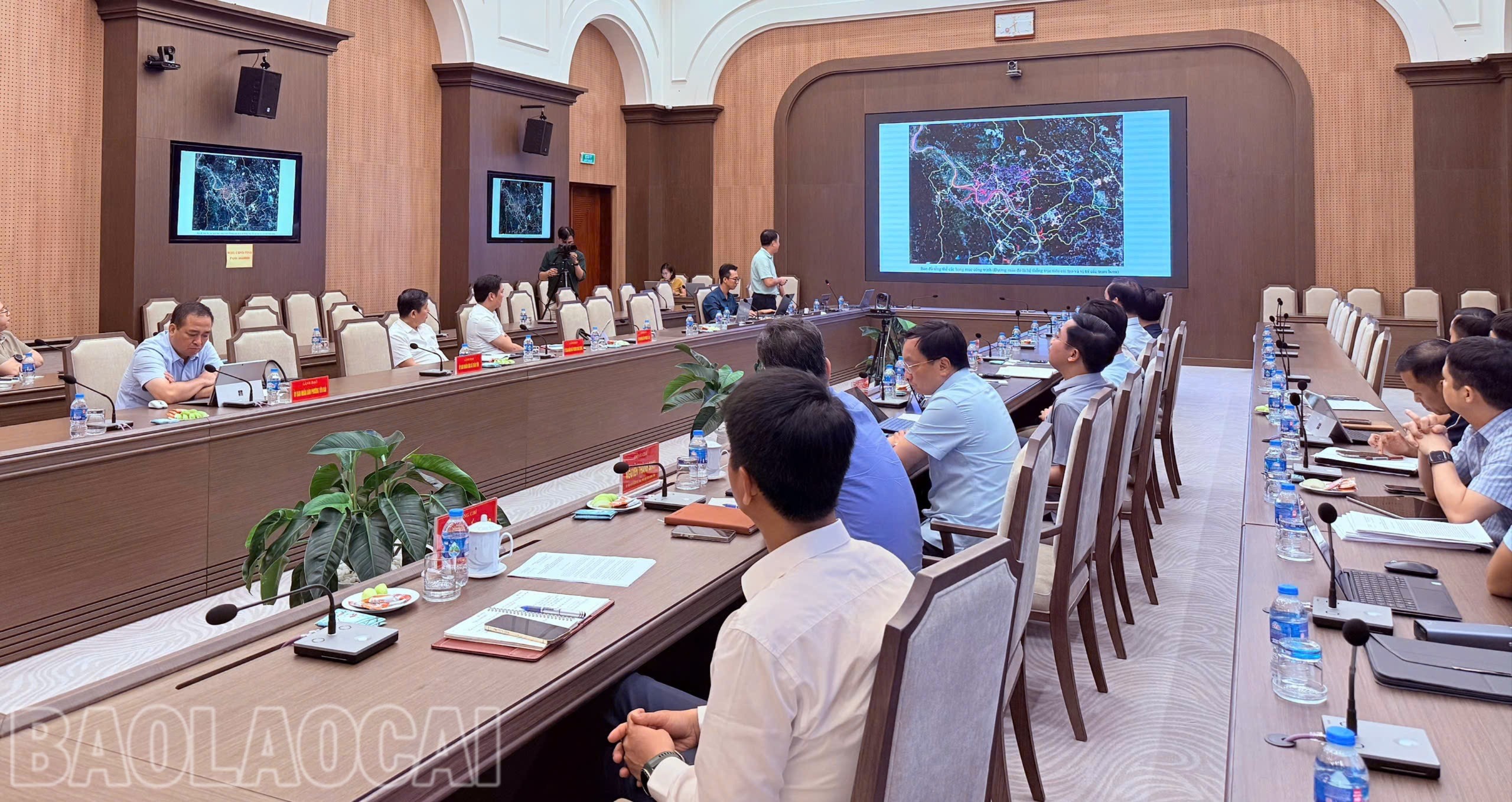 Quang cảnh buổi làm việc. 1-6935-4090.jpg