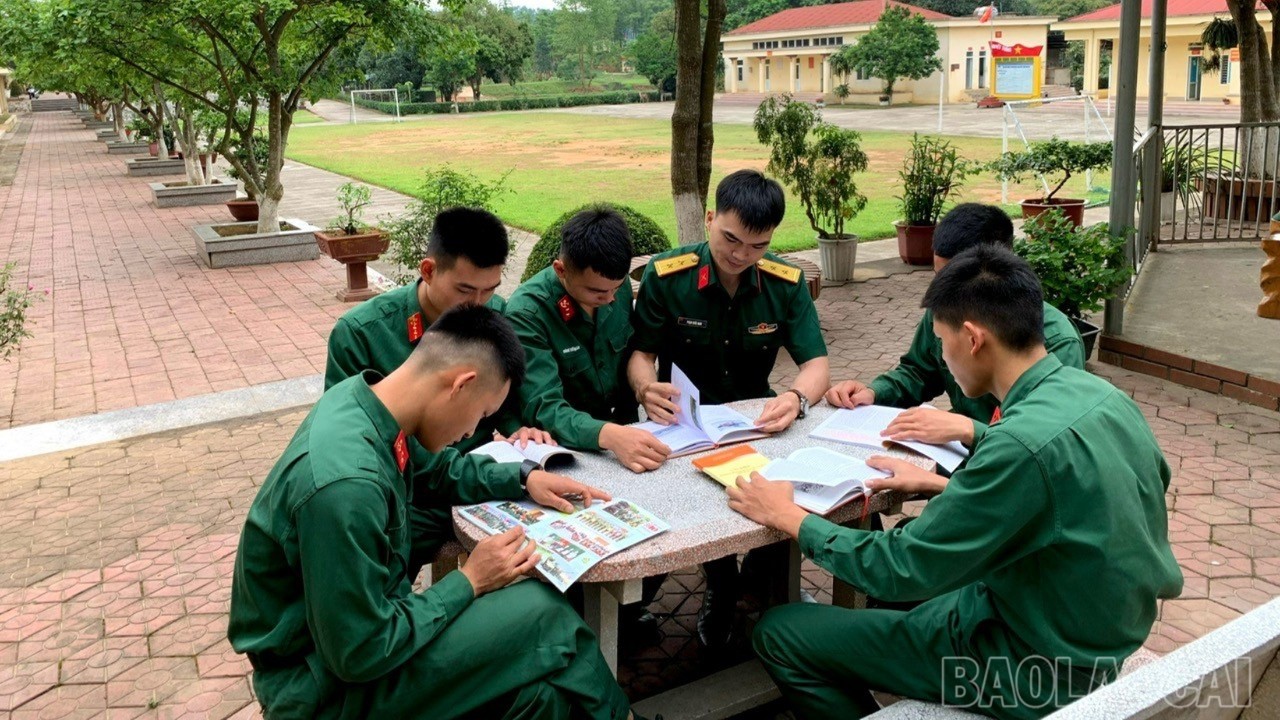 Cán bộ đoàn, đoàn viên Bộ CHQS tỉnh tích cực hưởng ứng tham gia Ngày sách và văn hóa đọc Việt Nam. 13-2093.jpg