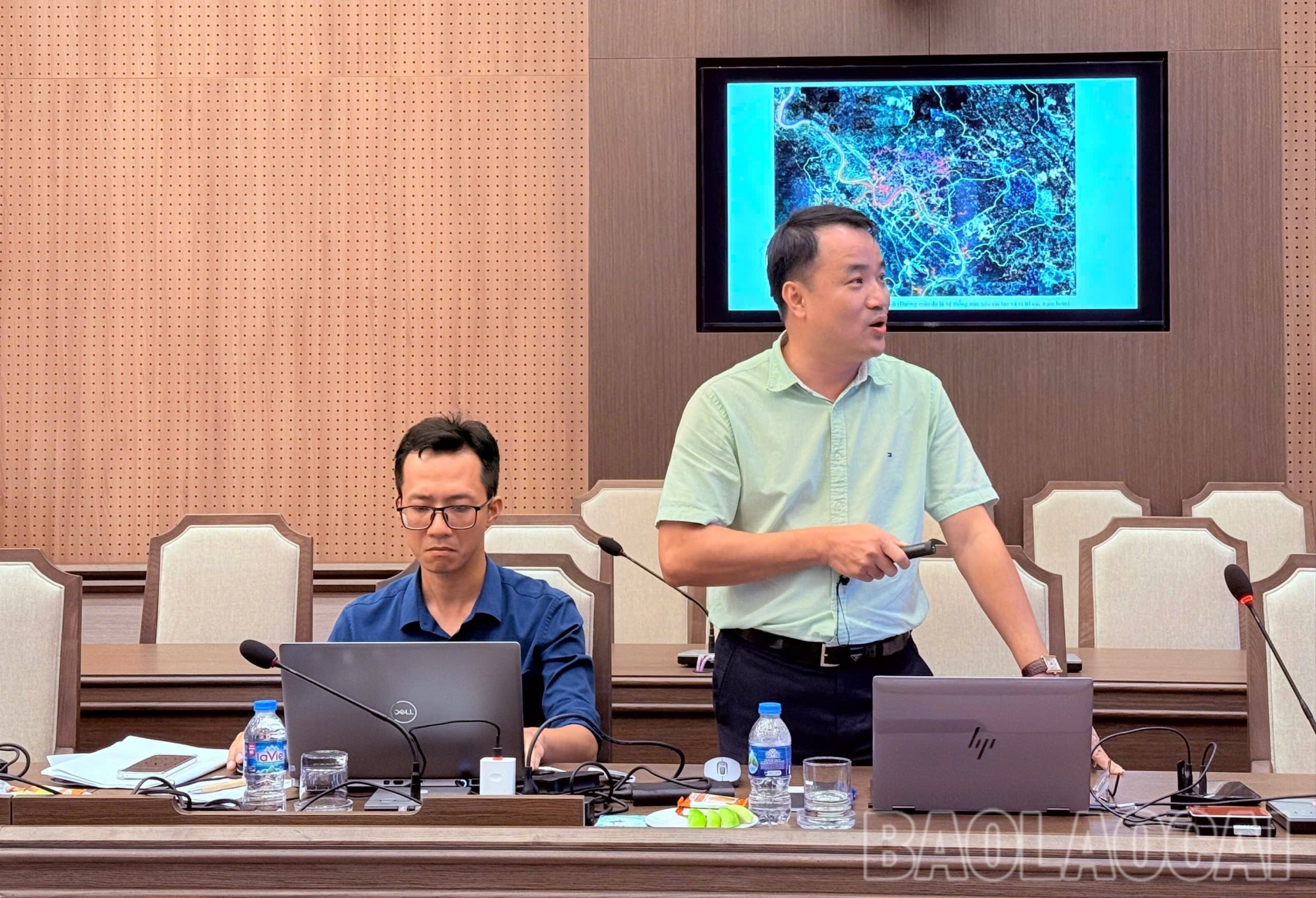 Đại diện đơn vị tư vấn báo cáo đề xuất các phương án, giải pháp kỹ thuật để xử lý tình trạng ngập úng khu vực ven sông Hồng. Đại diện đơn vị tư vấn báo cáo đề xuất các phương án, giải pháp kỹ thuật để xử lý tình trạng ngập úng khu vực ven sông Hồng.