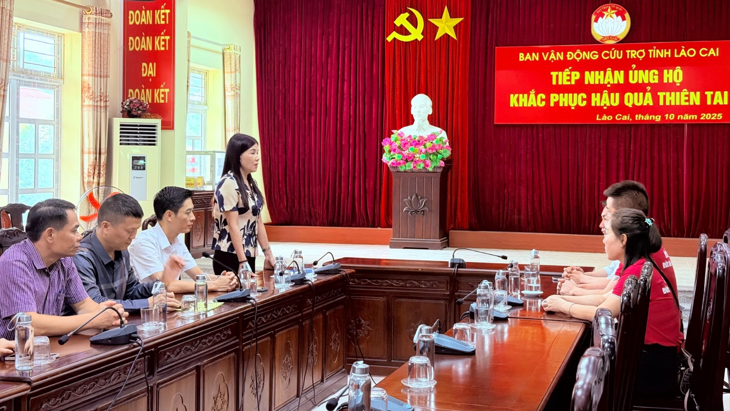 Quang cảnh lễ tiếp nhận ủng hộ. mt-7800.jpg