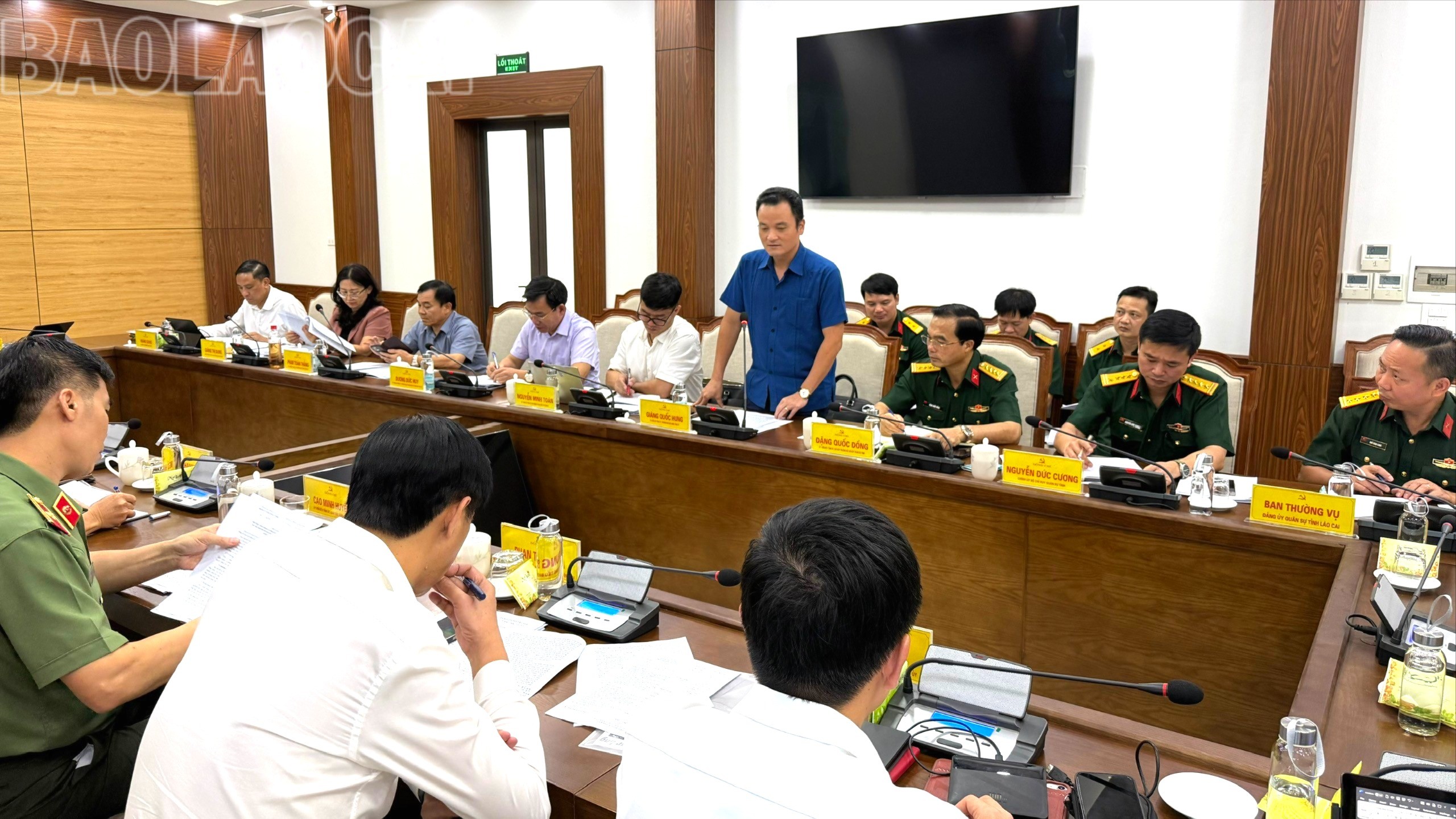 Đồng chí Giàng Quốc Hưng, Ủy viên Ban Thường vụ, Trưởng Ban Nội chính Tỉnh ủy phát biểu đóng góp ý kiến tại cuộc họp. 2-3944.jpg