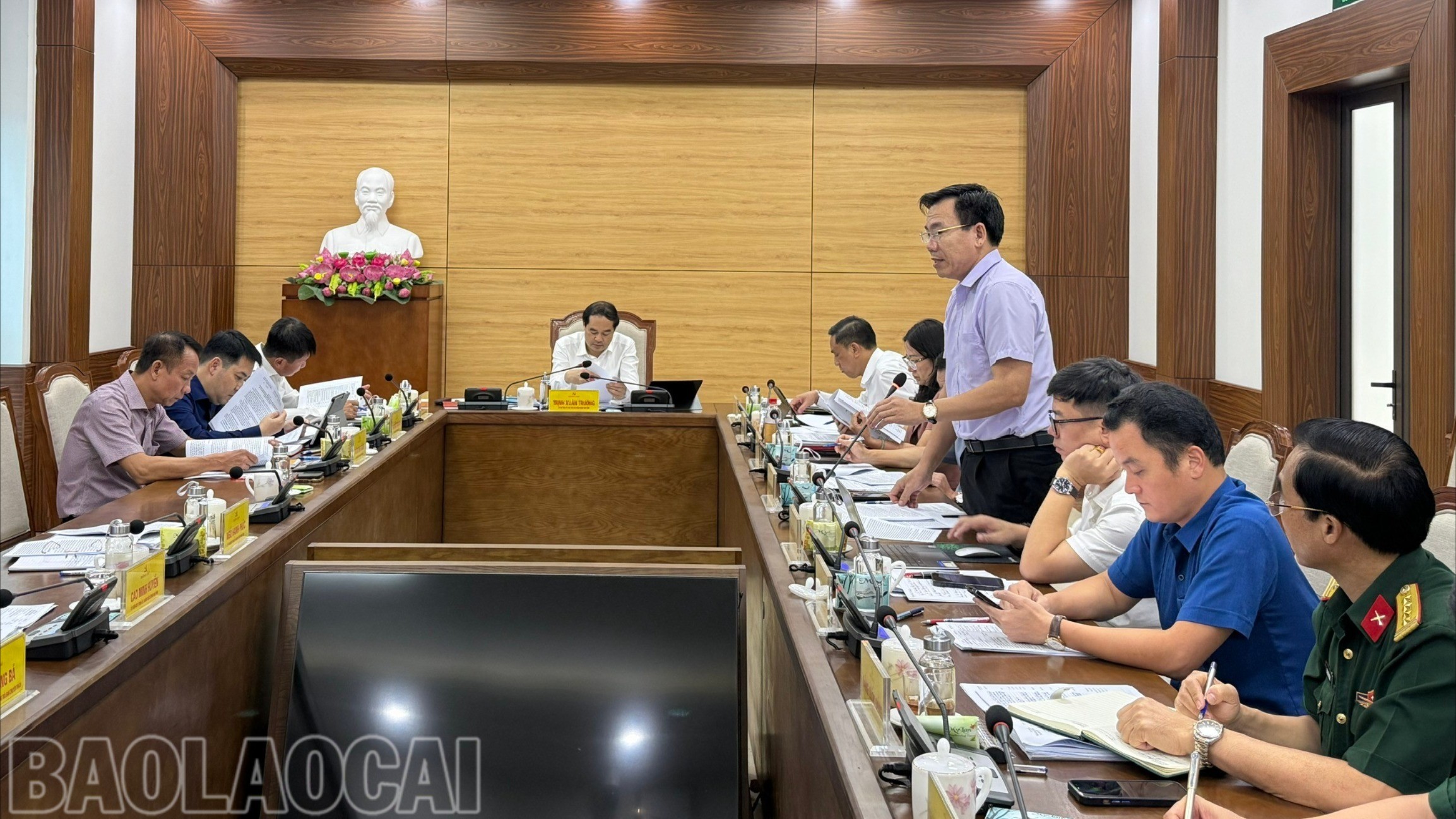 Đồng chí Dương Đức Huy, Ủy viên Ban Thường vụ, Trưởng Ban Tuyên giáo và Dân vận Tỉnh ủy phát biểu tại cuộc họp. 20-9765.jpg