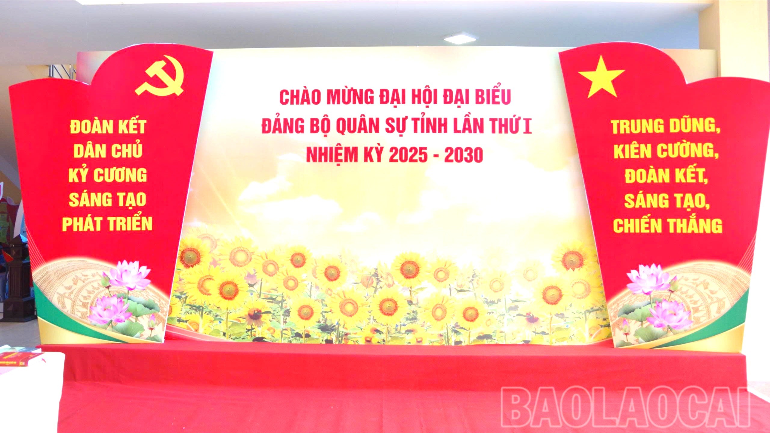 Maket chào mừng Đại hội tại sảnh Hội trường Bộ CHQS tỉnh Lào Cai. 6-1116.jpg