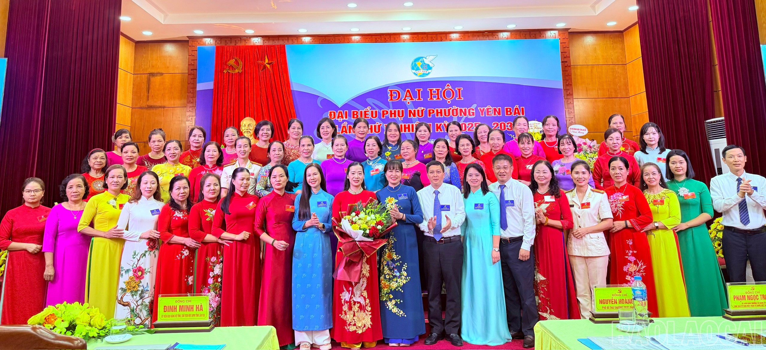 Ban Chấp hành Hội Phụ nữ phường Yên Bái nhiệm kỳ 2025 - 2030 ra mắt đại hội. baolaocai-br_ra-mawts.jpg