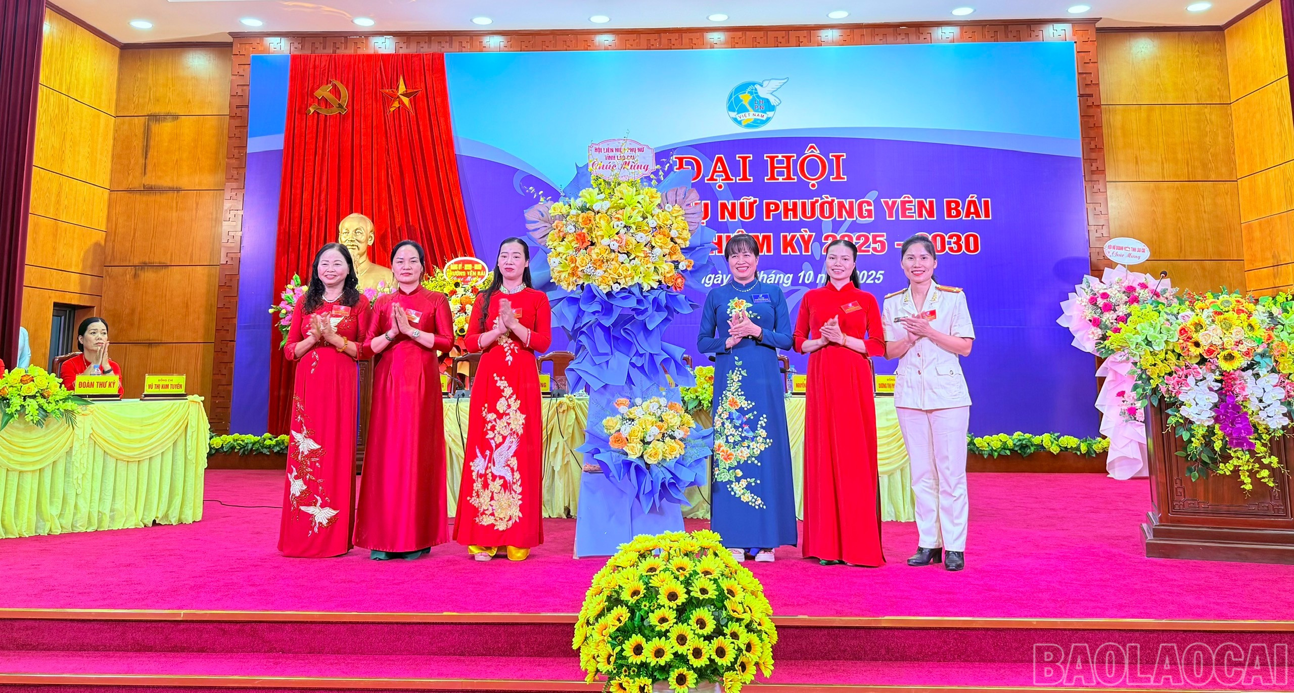 Đồng chí Đinh Minh Hà - Ủy viên Ban Chấp hành Đảng bộ tỉnh, Phó Chủ tịch Ủy ban Mặt trận Tổ quốc Việt Nam tỉnh, Chủ tịch Hội Liên hiệp Phụ nữ tỉnh tặng hoa chúc mừng đại hội. baolaocai-br_yb88.jpg