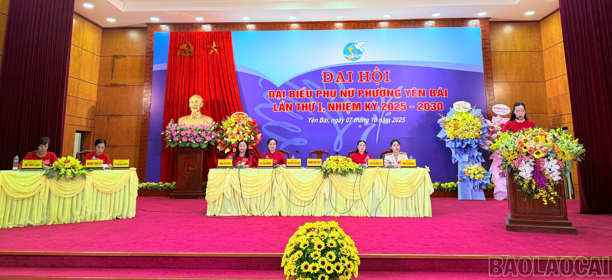 Đoàn chủ tịch điều hành đại hội. baolaocai-br_yb-3.jpg