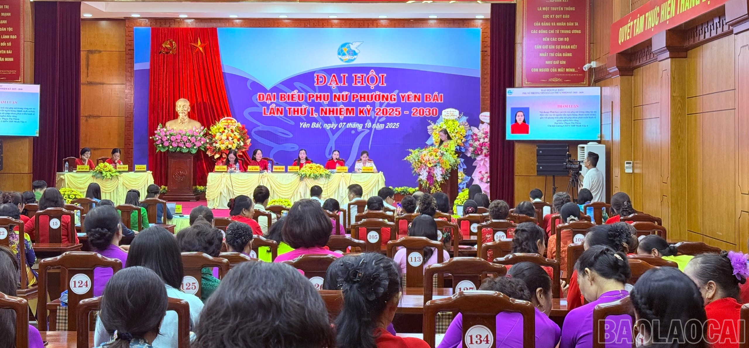 Đại biểu Tổ Dân phố Minh Tân 4 trình bày tham luận về phát huy vai trò phụ nữ trong ủy thác vốn vay tại đại hội. baolaocai-br_yb11.jpg