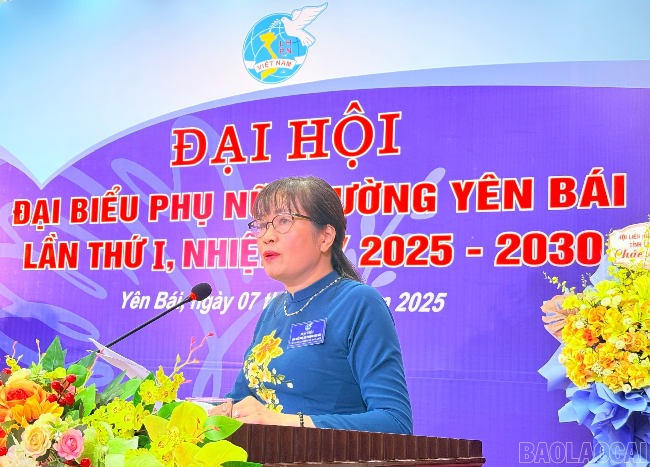 Đồng chí Đinh Minh Hà - Ủy viên Ban Chấp hành Đảng bộ tỉnh, Phó Chủ tịch Ủy ban Mặt trận Tổ quốc Việt Nam tỉnh, Chủ tịch Hội Liên hiệp Phụ nữ tỉnh phát biểu chỉ đạo tại đại hội. baolaocai-br_yb9.jpg