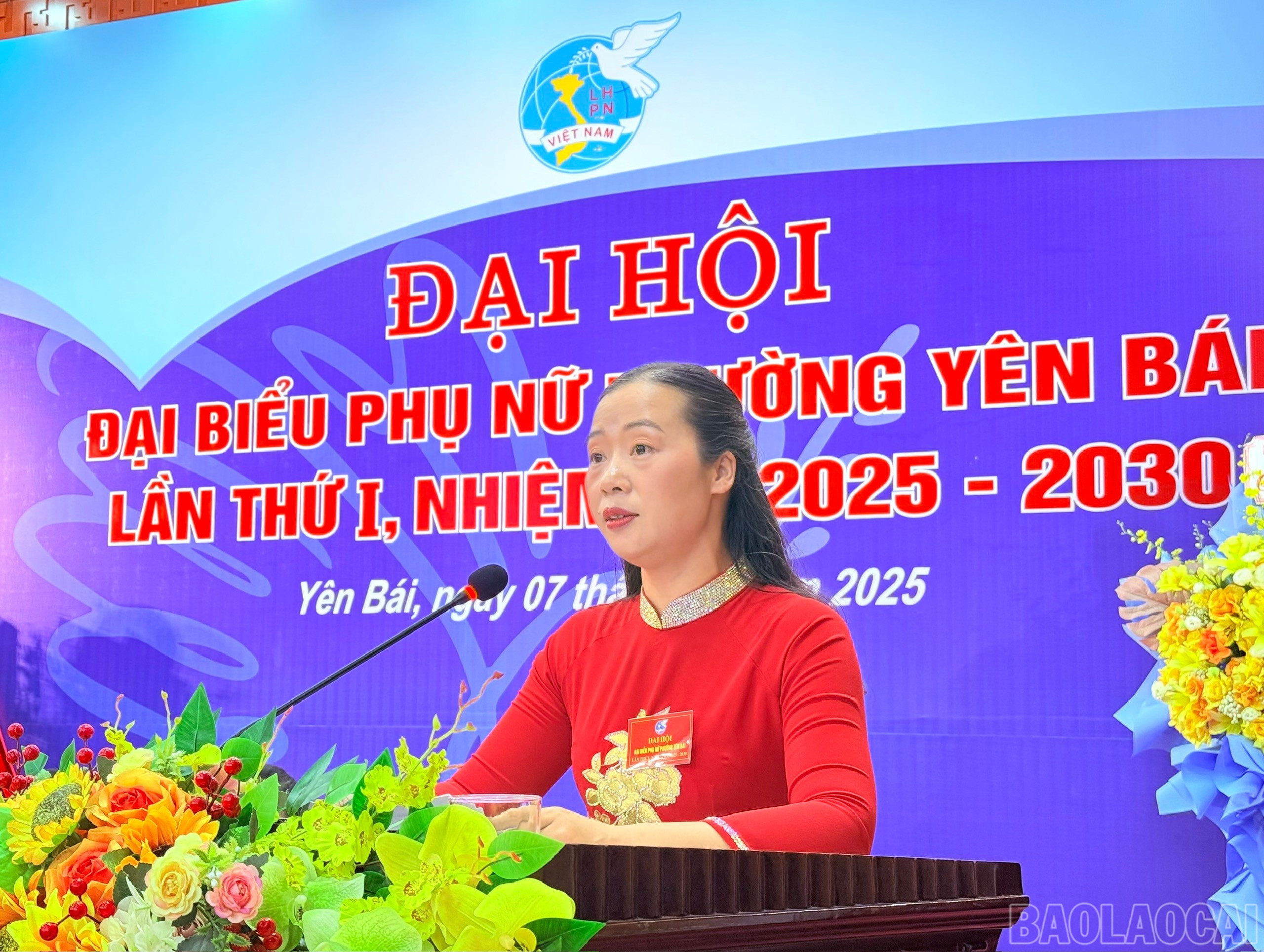Đại diện Hội Liên hiệp Phụ nữ phường Yên Bái trình bày báo cáo tại đại hội. baolaocai-br_yb-4.jpg