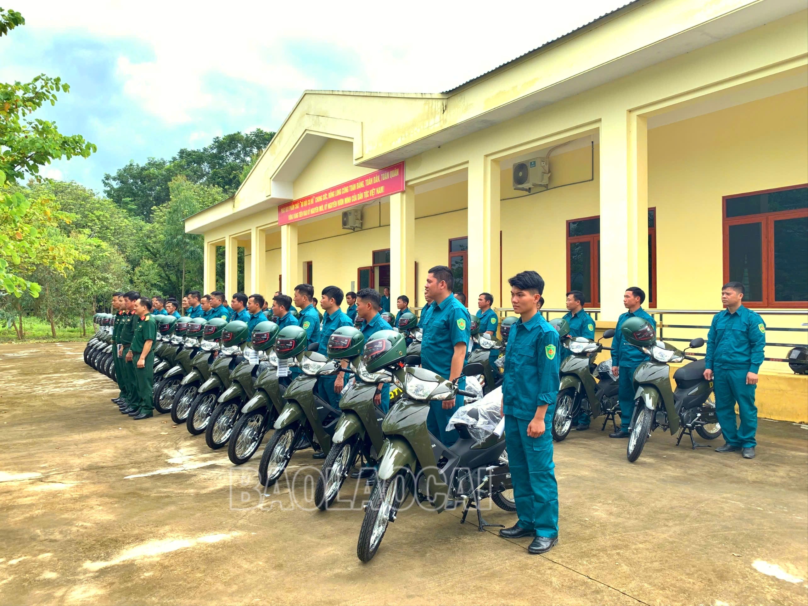 Ban Chỉ huy PTKV 4 - Nghĩa Lộ bàn giao xe mô tô cho Ban CHQS cấp xã trên địa bàn. nghia-lo-3-8972.jpg