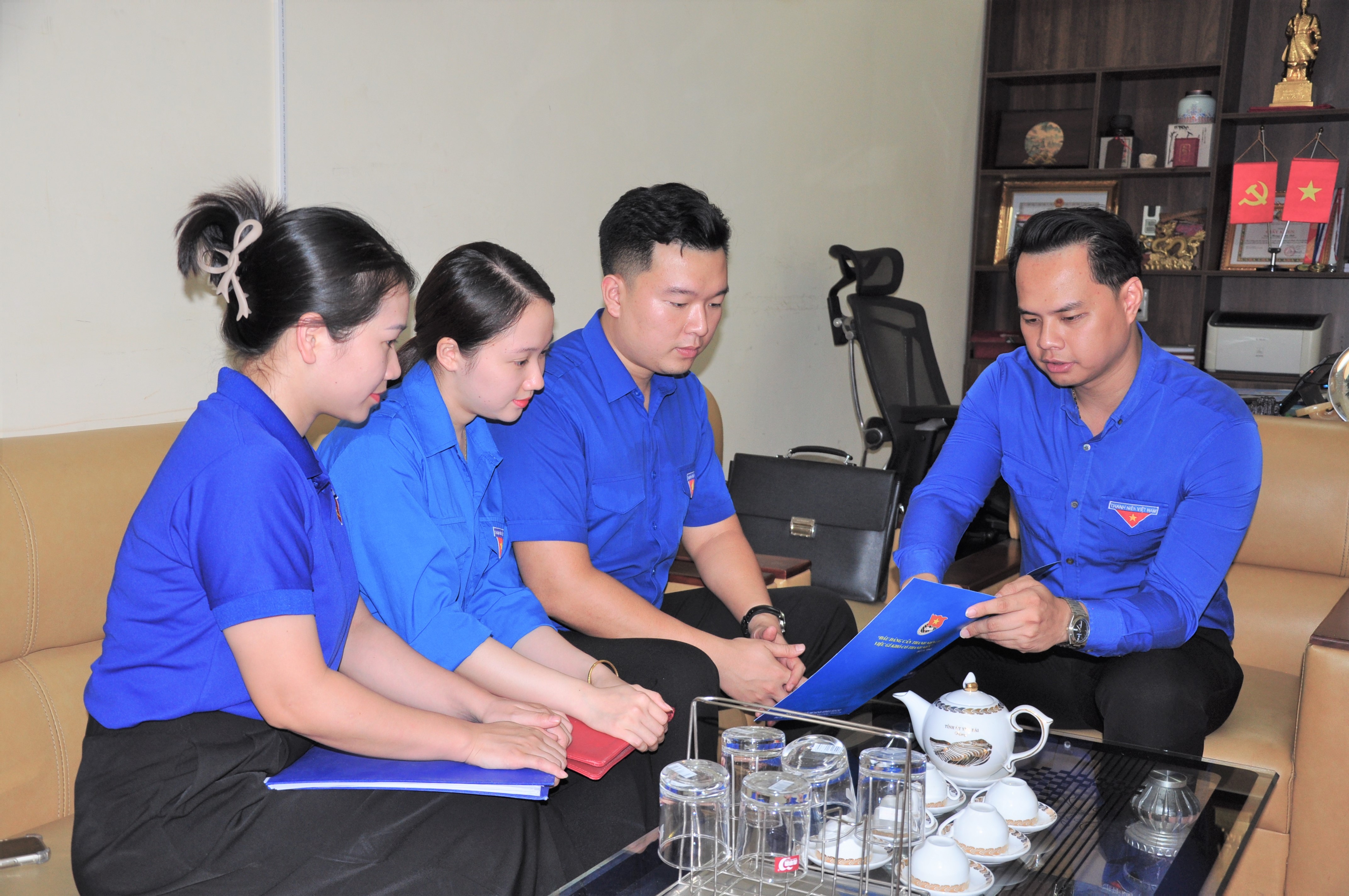 Phó Bí thư Tỉnh đoàn Hoàng Mạnh Linh (người ngoài cùng bên phải) trao đổi công việc với các cán bộ Tỉnh đoàn Lào Cai dsc-3011.jpg