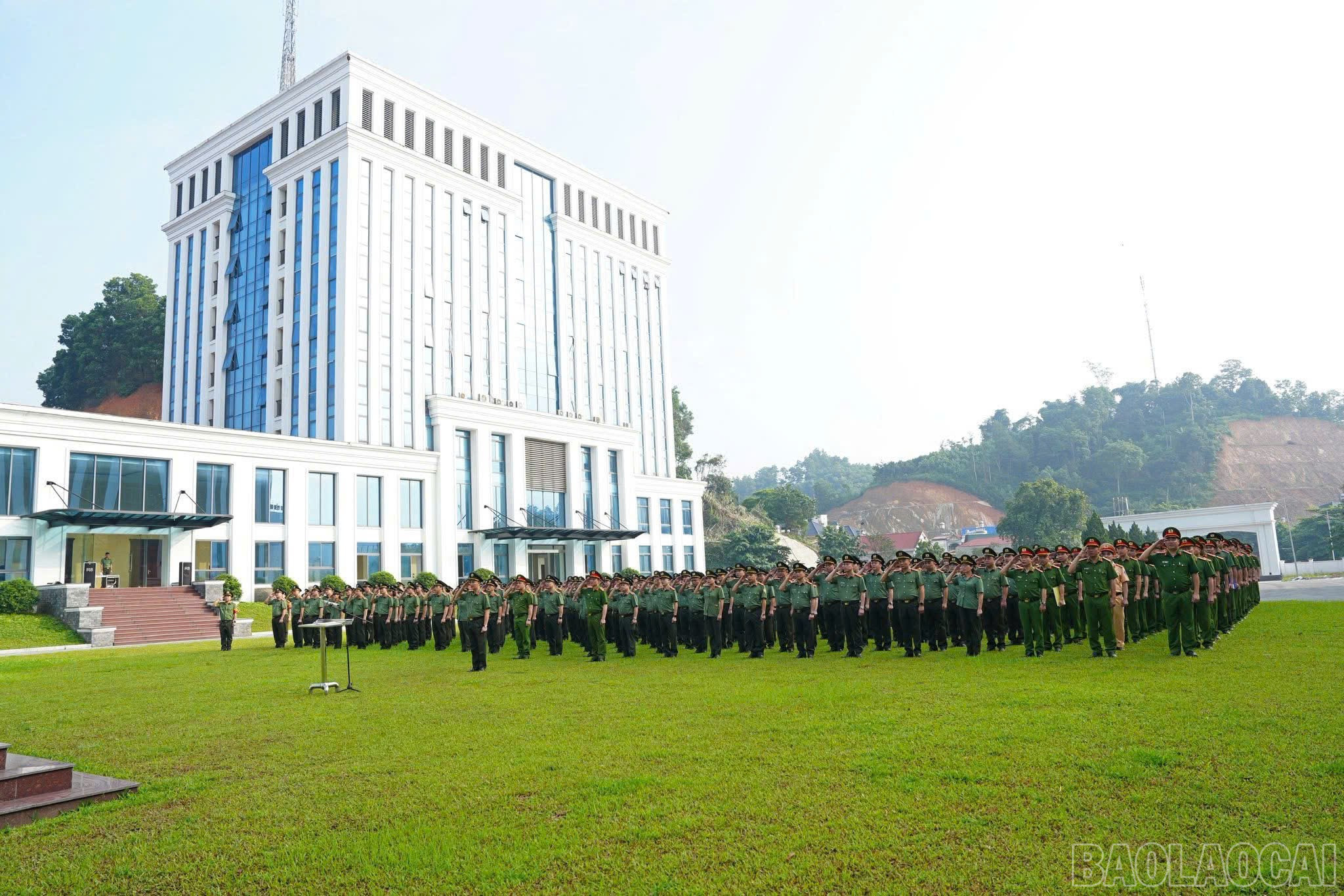 Quang cảnh Lễ chào cờ. baolaocai-br_cat-4.jpg