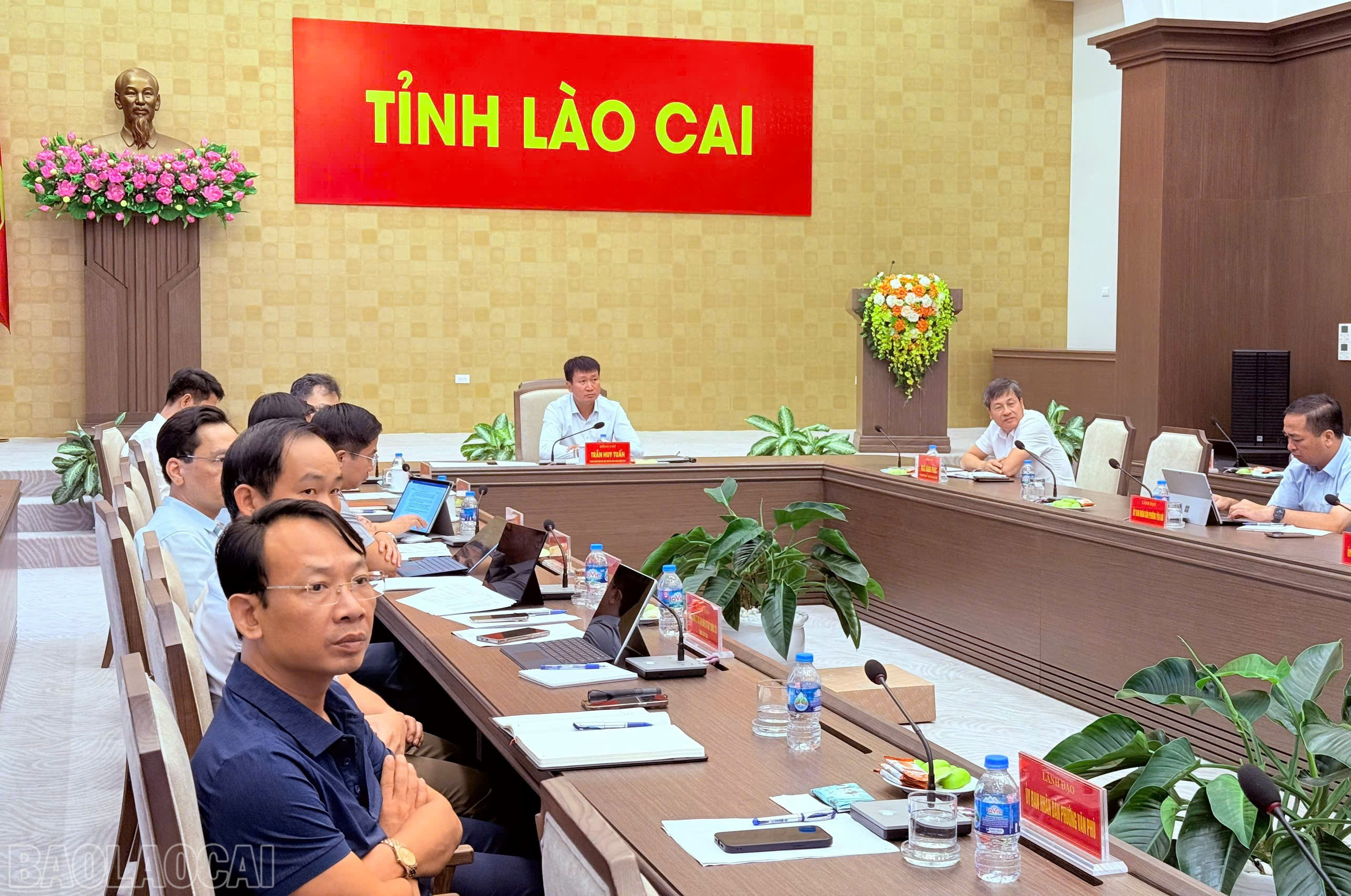 Các đại biểu tham dự buổi làm việc nghe đại diện đơn vị tư vấn báo cáo đề xuất các phương án, giải pháp kỹ thuật để xử lý tình trạng ngập úng khu vực ven sông Hồng. baolaocai-bl_2.jpg