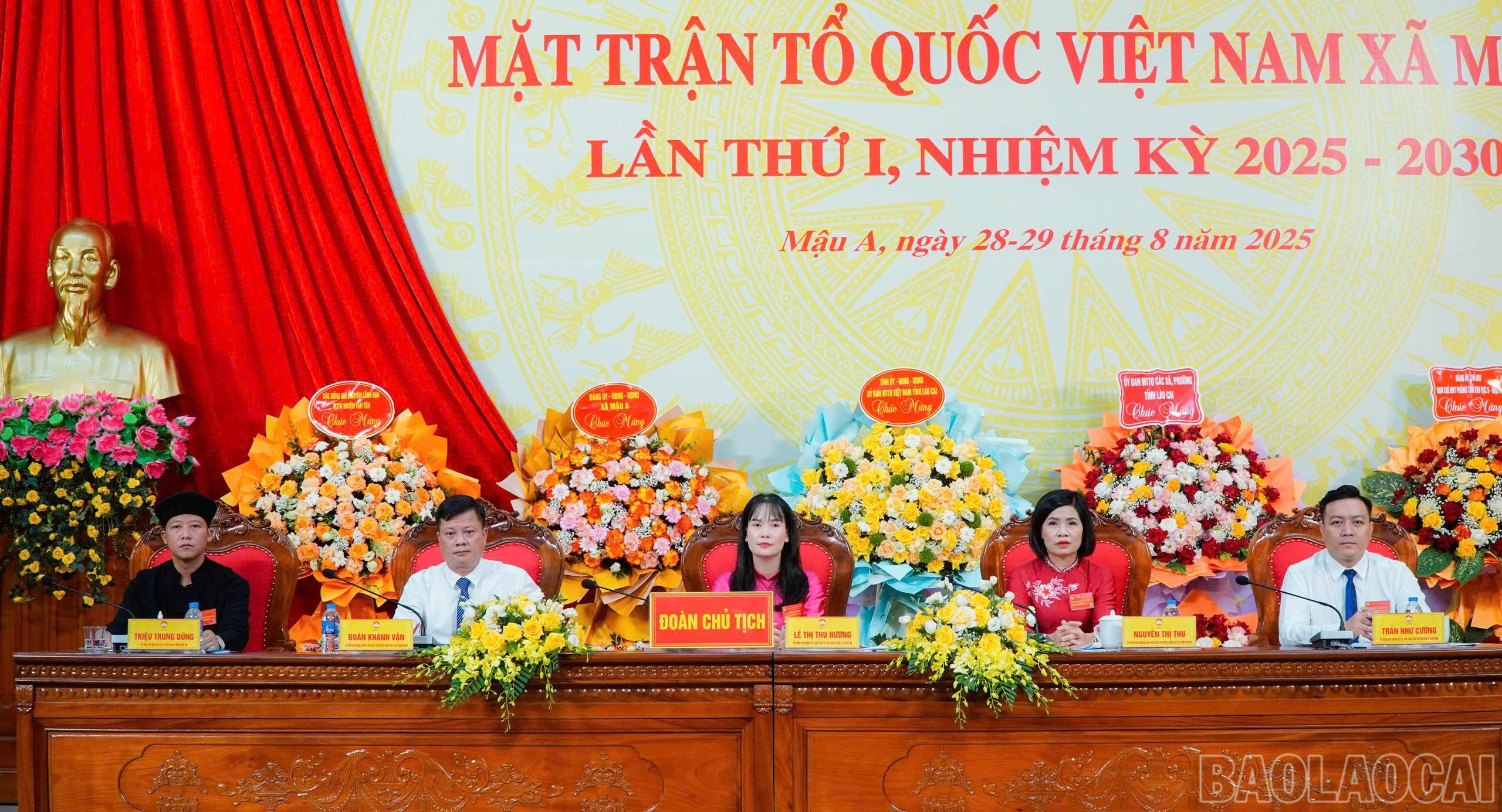 Đoàn Chủ tịch điều hành Đại hội. baolaocai-br_7.jpg