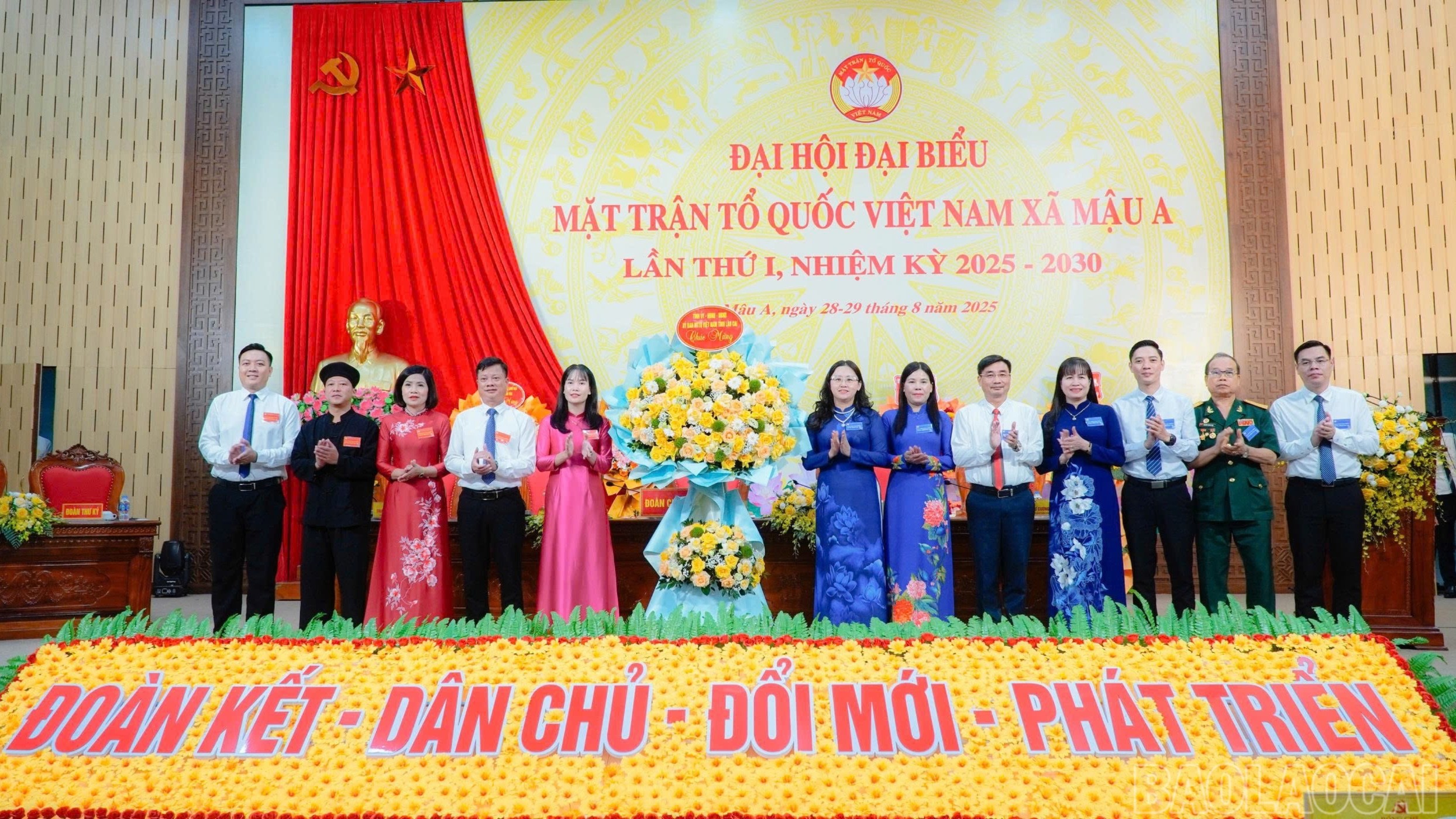 Đồng chí Giàng Thị Dung - Phó Bí thư Tỉnh ủy, Chủ tịch Ủy ban MTTQ Việt Nam tỉnh tặng hoa chúc mừng Đại hội. 1-5930.jpg