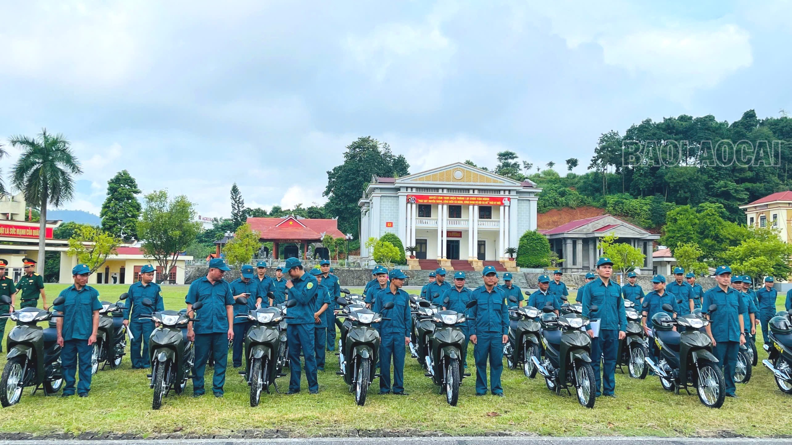Ban Chỉ huy PTKV 1 - Cam Đường bàn giao xe mô tô cho Ban CHQS cấp xã trên địa bàn. cam-duong-2-6690.jpg