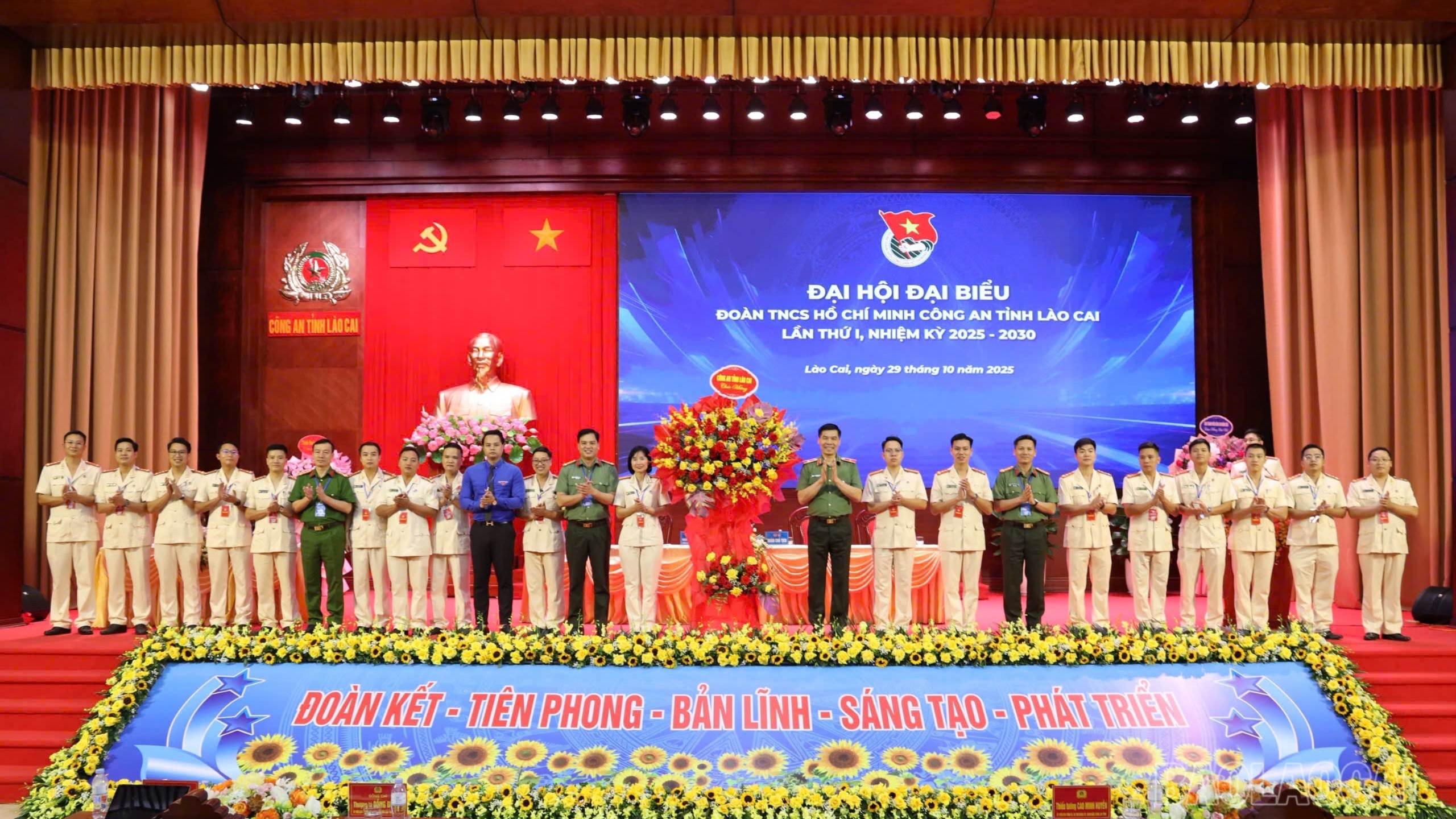 Thiếu tướng Cao Minh Huyền - Ủy viên Ban Thường vụ Tỉnh ủy, Giám đốc Công an tỉnh Lào Cai cùng các đại biểu tặng hoa chúc mừng Ban Thanh niên Công an tỉnh Lào Cai khóa I, nhiệm kỳ 2025 - 2030. tang-hoa-2607.jpg