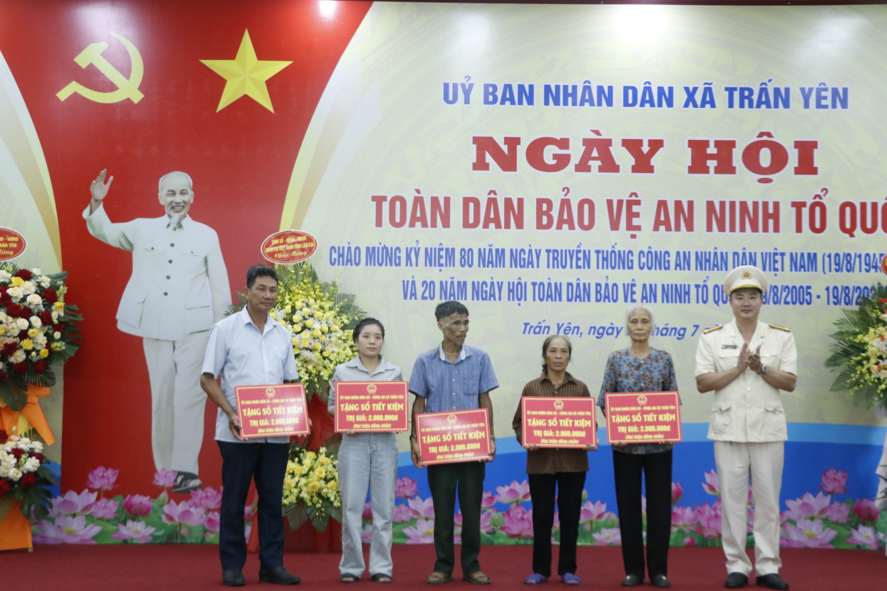 Công an xã Trấn Yên tặng sổ tiết kiệm cho các gia đình hoàn cảnh đặc biệt khó khăn. Công an xã Trấn Yên tặng sổ tiết kiệm cho các gia đình hoàn cảnh đặc biệt khó khăn.