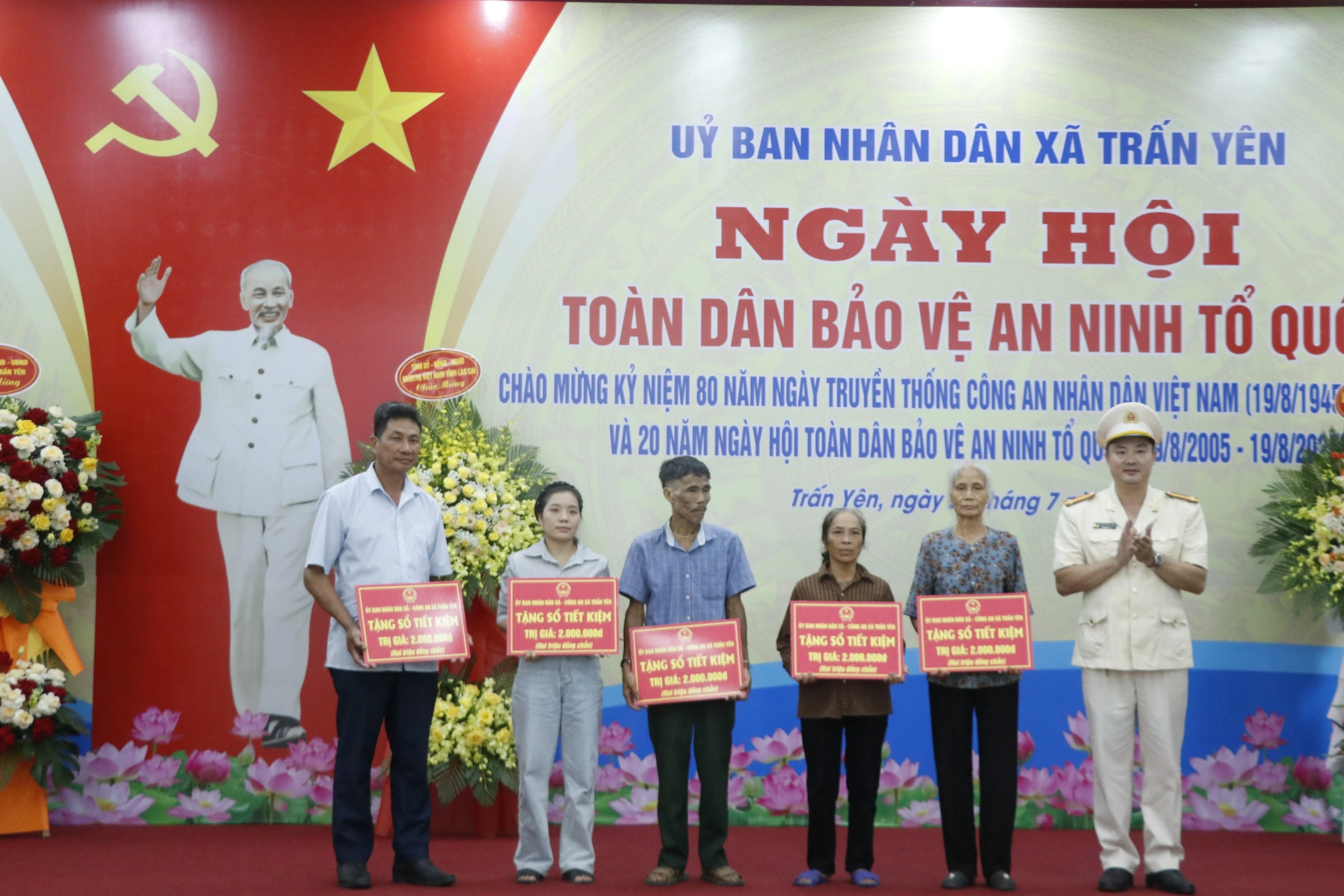 Công an xã Trấn Yên tặng sổ tiết kiệm cho các gia đình hoàn cảnh đặc biệt khó khăn.