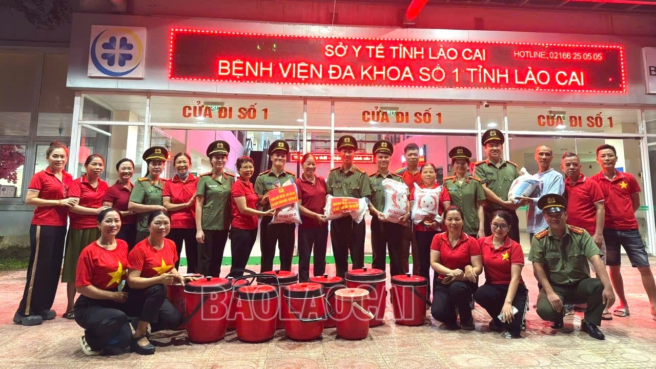 Từ sáng sớm, đoàn viên, thanh niên, hội viên đơn vị cùng các tình nguyện viên đã chuẩn bị đầy đủ các suất quà. cat-1-8239.jpg