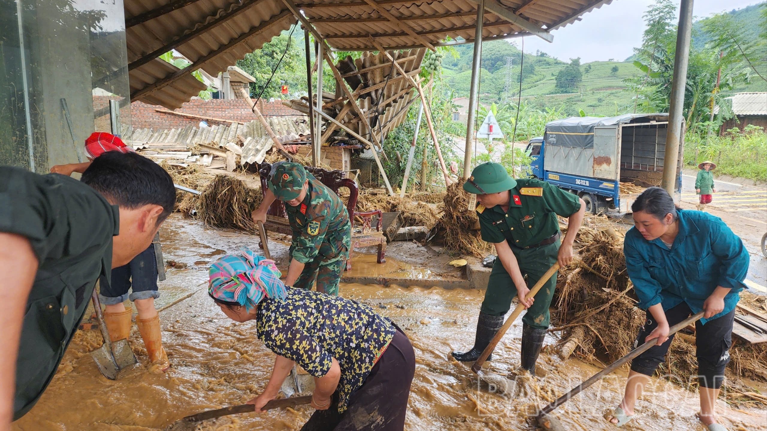 Ban Chỉ huy Phòng thủ khu vực 3 - Bảo Yên giúp bà con Nhân dân xã Dương Quỳ khắc phục sau mưa bão. Ban Chỉ huy Phòng thủ khu vực 3 - Bảo Yên giúp bà con Nhân dân xã Dương Quỳ khắc phục sau mưa bão.