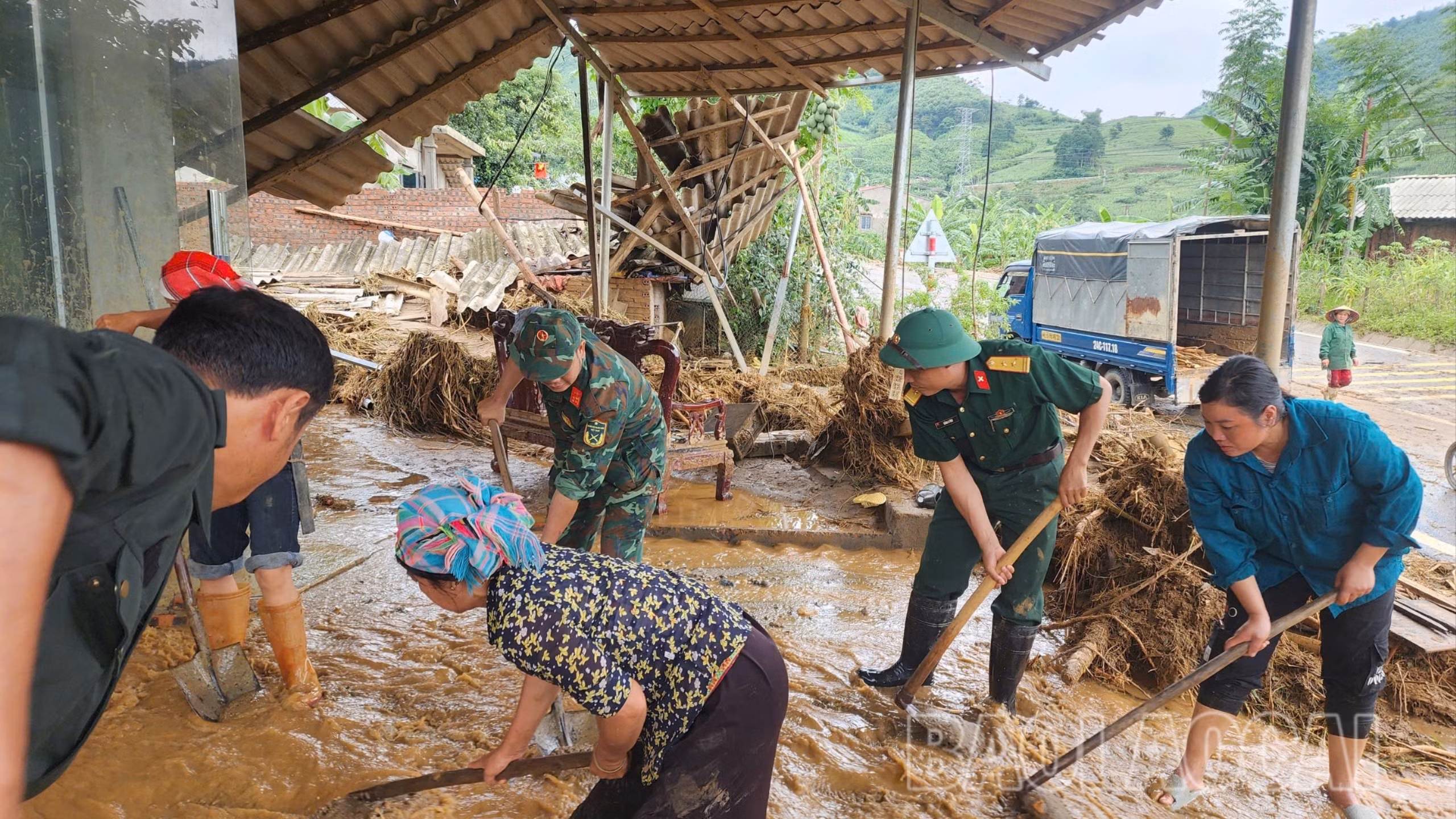 Ban Chỉ huy Phòng thủ khu vực 3 - Bảo Yên giúp bà con Nhân dân xã Dương Quỳ khắc phục sau mưa bão.