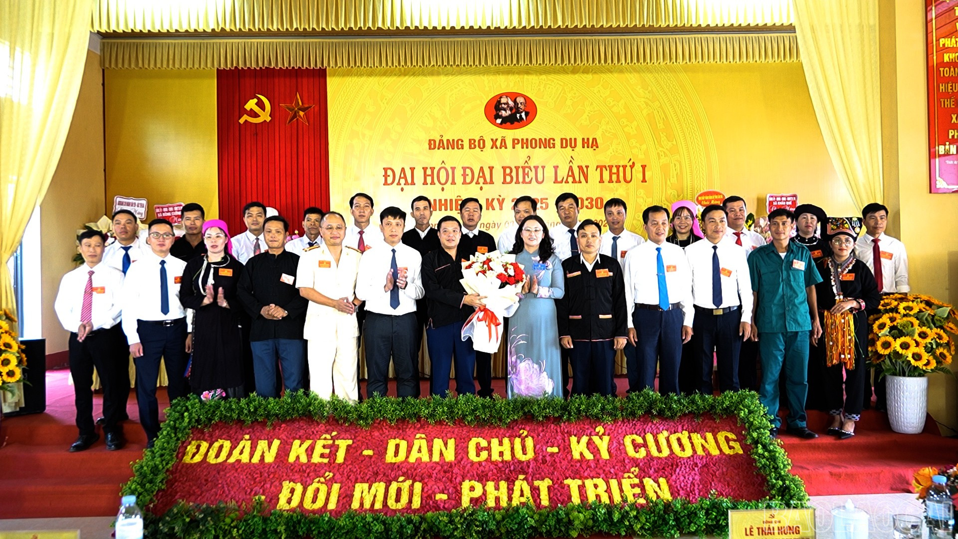 Đồng chí Giàng Thị Dung, Phó Bí thư Tỉnh ủy, Chủ tịch Ủy ban MTTQ Việt Nam tỉnh tặng hoa Ban Chấp hành Đảng bộ xã Phong Dụ Hạ, nhiệm kỳ 2025 - 2030. baolaocai-br_truyen-hinh00-18-42-06still013.jpg