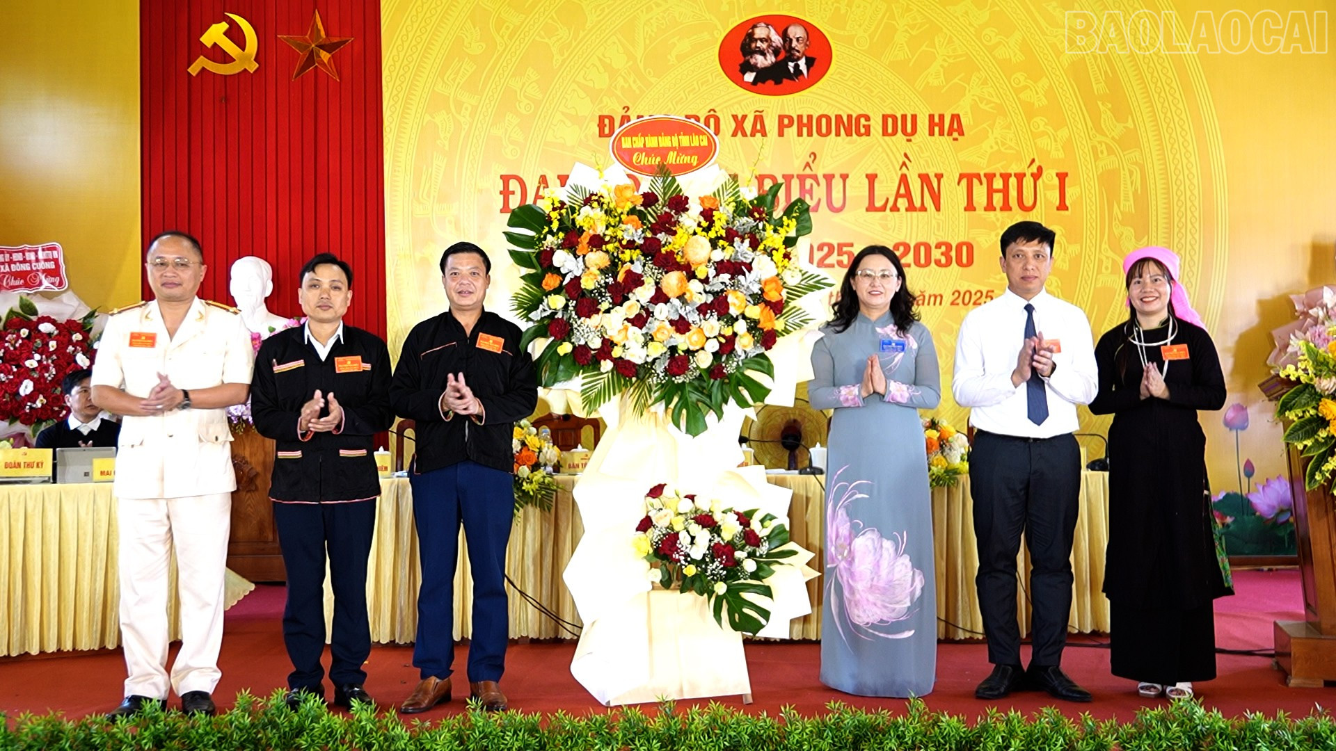 Đồng chí Giàng Thị Dung, Phó Bí thư Tỉnh ủy, Chủ tịch Ủy ban Mặt trận Tổ quốc Việt Nam tỉnh tặng hoa chúc mừng Đại hội. baolaocai-tr_truyen-hinh00-18-30-40still012.jpg
