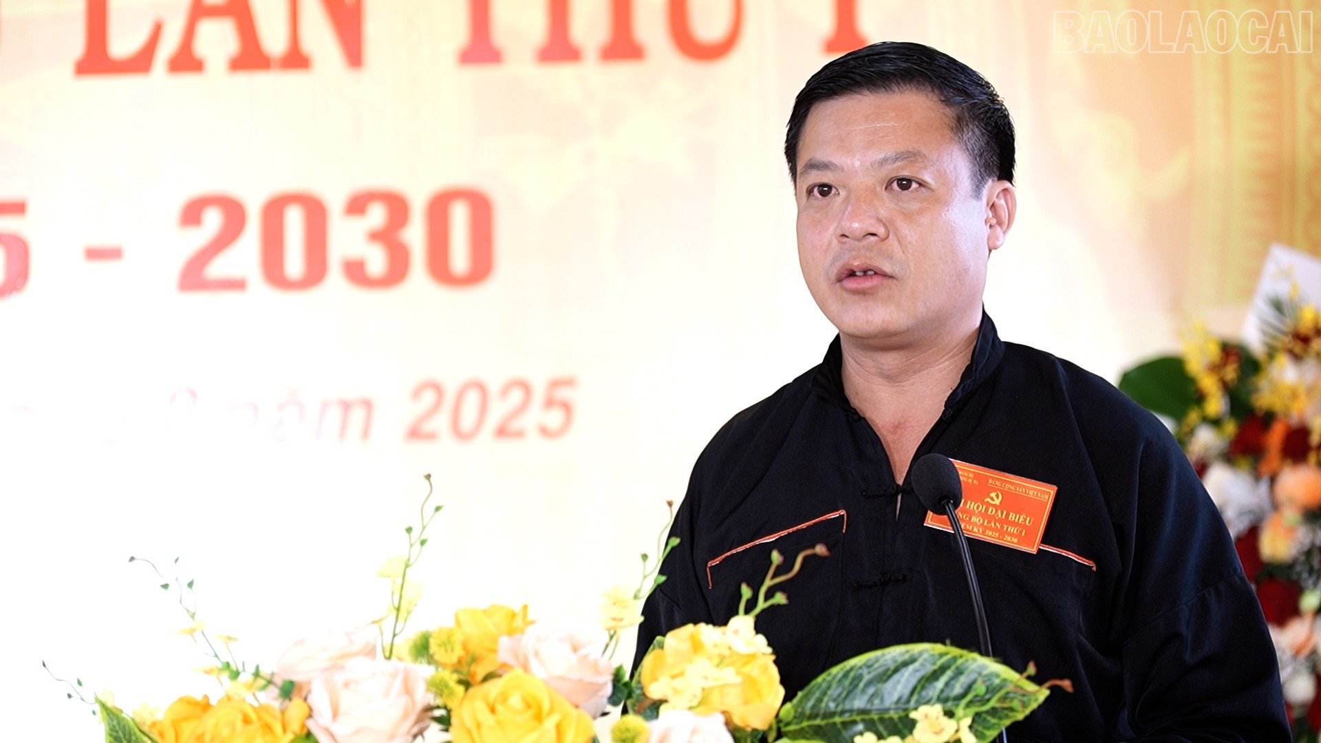 Đồng chí Triệu Tòn Triệu, Bí thư Đảng ủy xã Phong Dụ Hạ trình bày báo cáo chính trị tại đại hội. baolaocai-tr_truyen-hinh00-01-35-44still007.jpg
