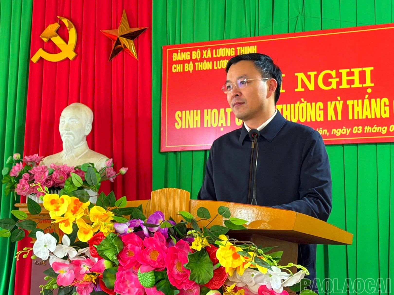 Đồng chí An Hoàng Linh phát biểu tại buổi sinh hoạt chi bộ.