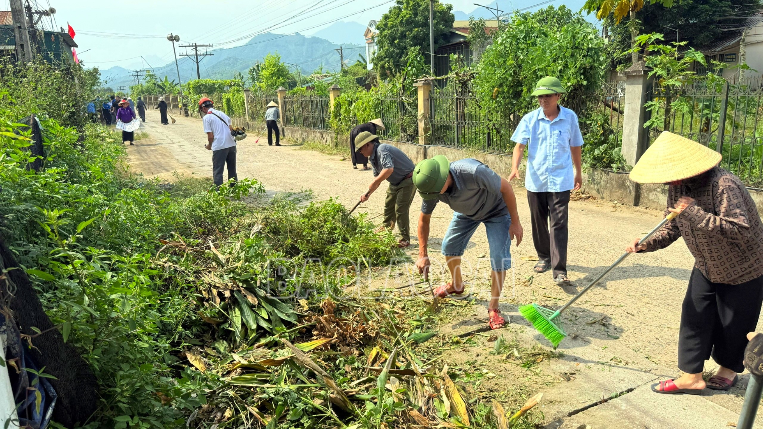 Cán bộ, đảng viên, nhân dân xã Mậu A thường xuyên ra quân dọn dẹp đường làng ngõ xóm, chung tay bảo vệ môi trường. ma-4-8270.jpg