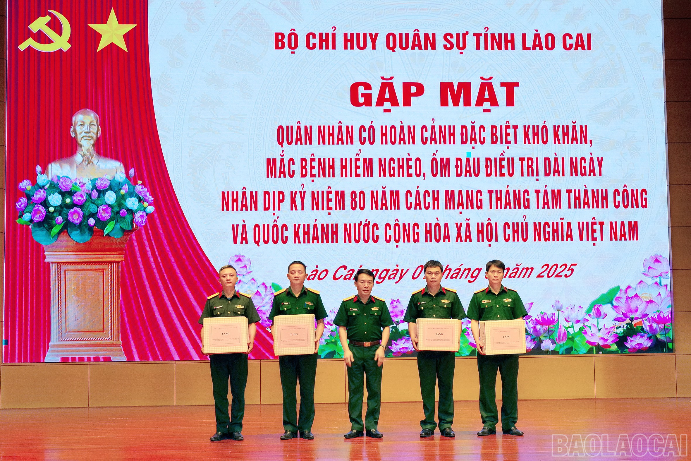 Thừa ủy quyền của Quân ủy Trung ương - Bộ Quốc phòng, Đại tá Đặng Hồng Hải - Phó Chính ủy Bộ CHQS tỉnh trao quà cho quân nhân có hoàn cảnh khó khăn. baolaocai-br_imgp8948.jpg