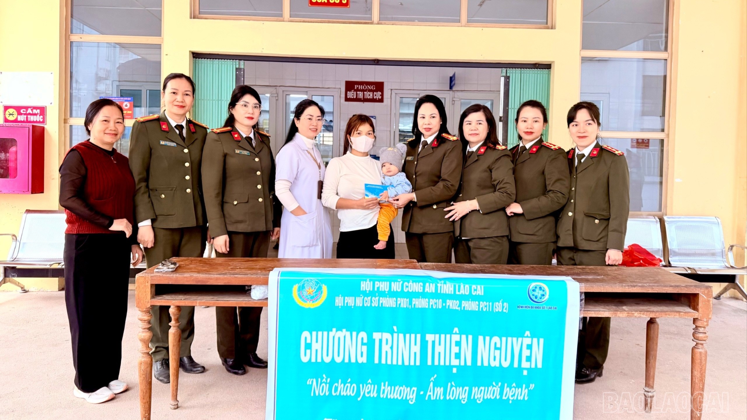 Kvinnoförbundet för personalavdelningen ger gåvor till barn i svåra omständigheter. 9-3709.jpg