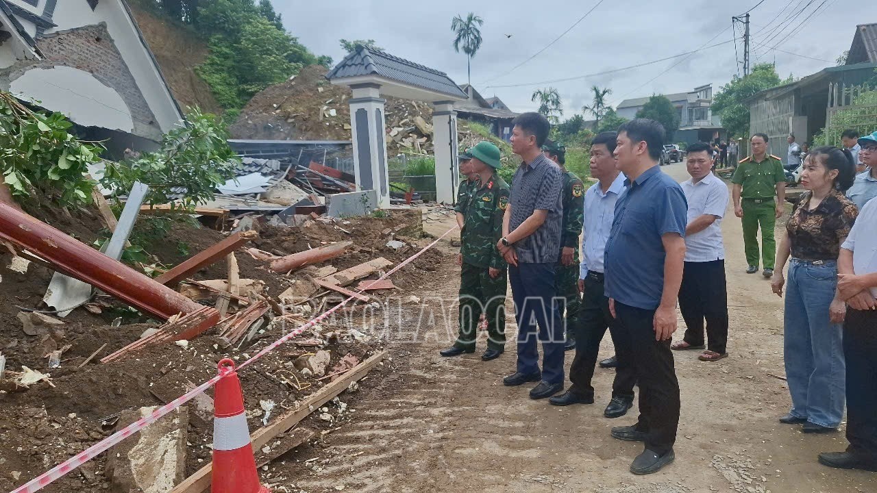 Đoàn công tác UBND tỉnh Lào Cai kiểm tra, chỉ đạo khắc phục hậu quả vụ sạt lở. z6802091119822-0febf345cfcf3412c344c08072487d17-1148.jpg