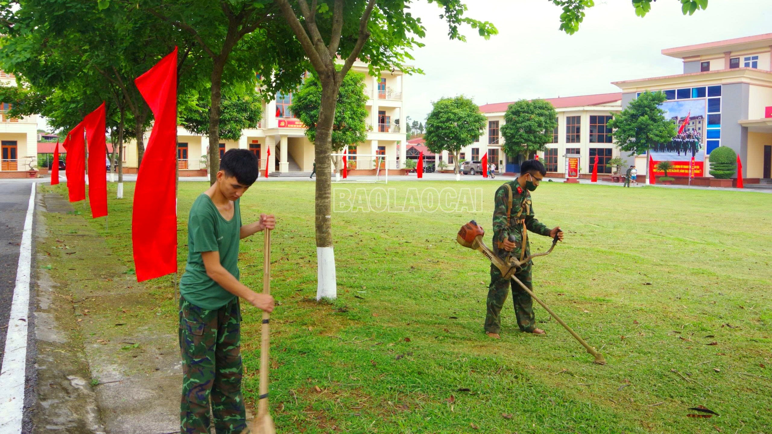Chiến sĩ, đoàn viên Bộ CHQS tỉnh dọn dẹp cảnh quan xung quanh đơn vị. 2-3130.jpg