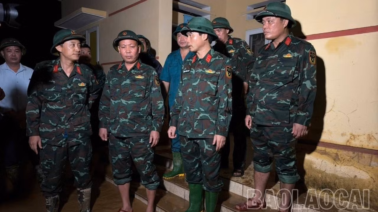 Đại tá Đặng Quốc Đồng - Ủy viên Ban Thường vụ Tỉnh ủy, Chỉ huy trưởng Bộ CHQS tỉnh chỉ đạo lực lượng Ban Chỉ huy Phòng thủ khu vực 5 - Mậu A và cán bộ, chiến sĩ Trung đoàn 121 ngay trong đêm hỗ trợ người dân khắc phục hậu quả bão lũ.